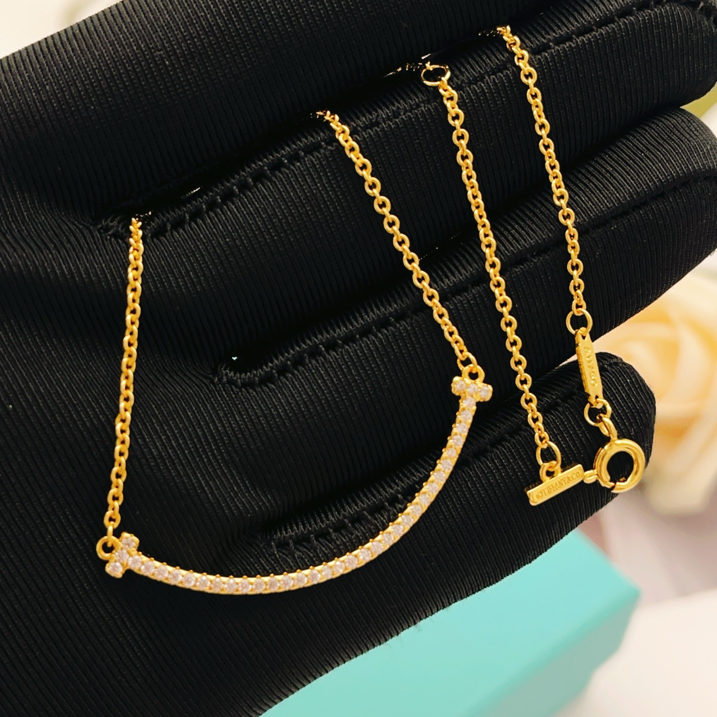 【Tiffany*帝芙尼最新款🆕🆕笑脸满天星金色项链】一致官网黄铜材质，非常的上镜‼️设计很特别值得入手