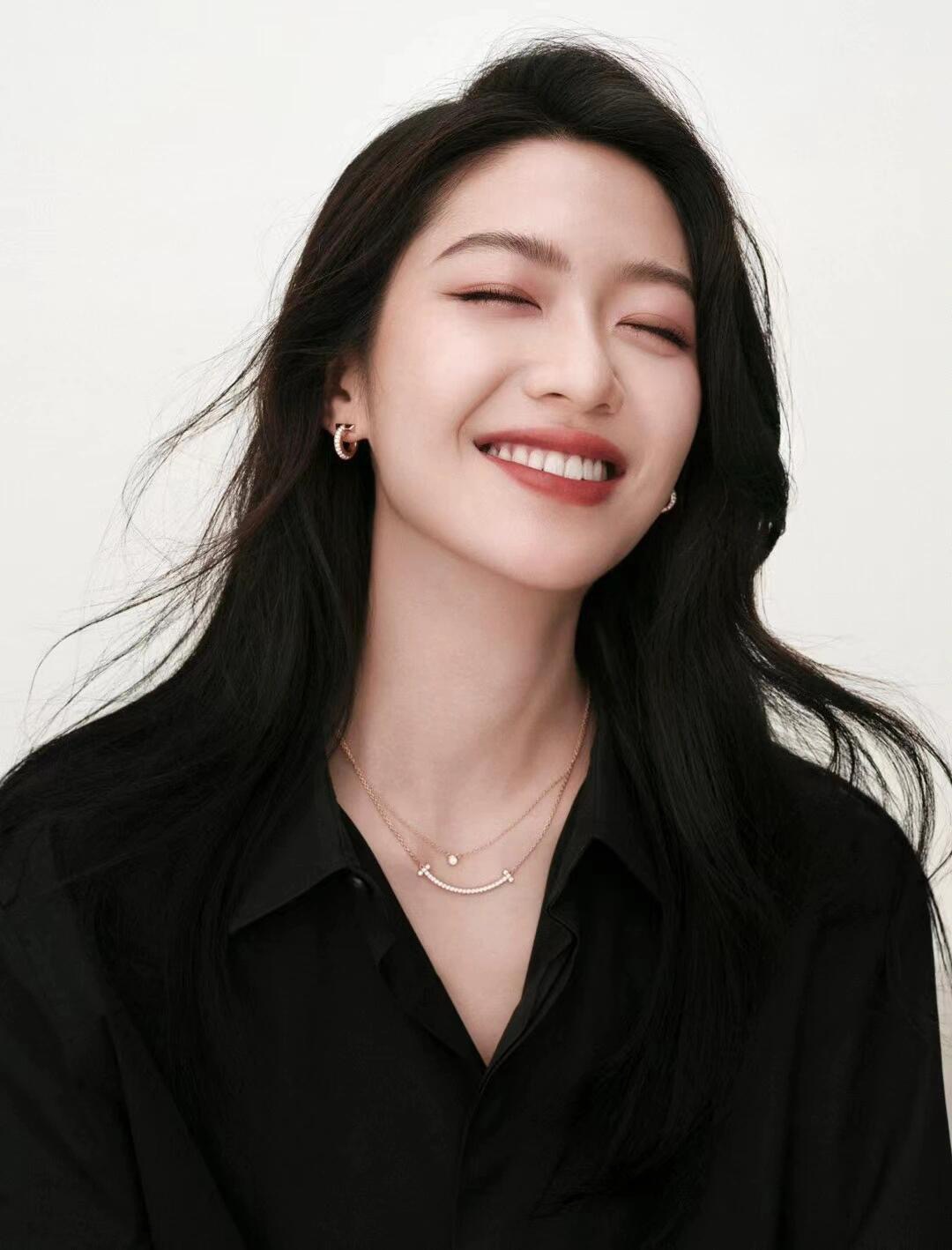 【Tiffany*帝芙尼最新款🆕🆕笑脸满天星金色项链】一致官网黄铜材质，非常的上镜‼️设计很特别值得入手