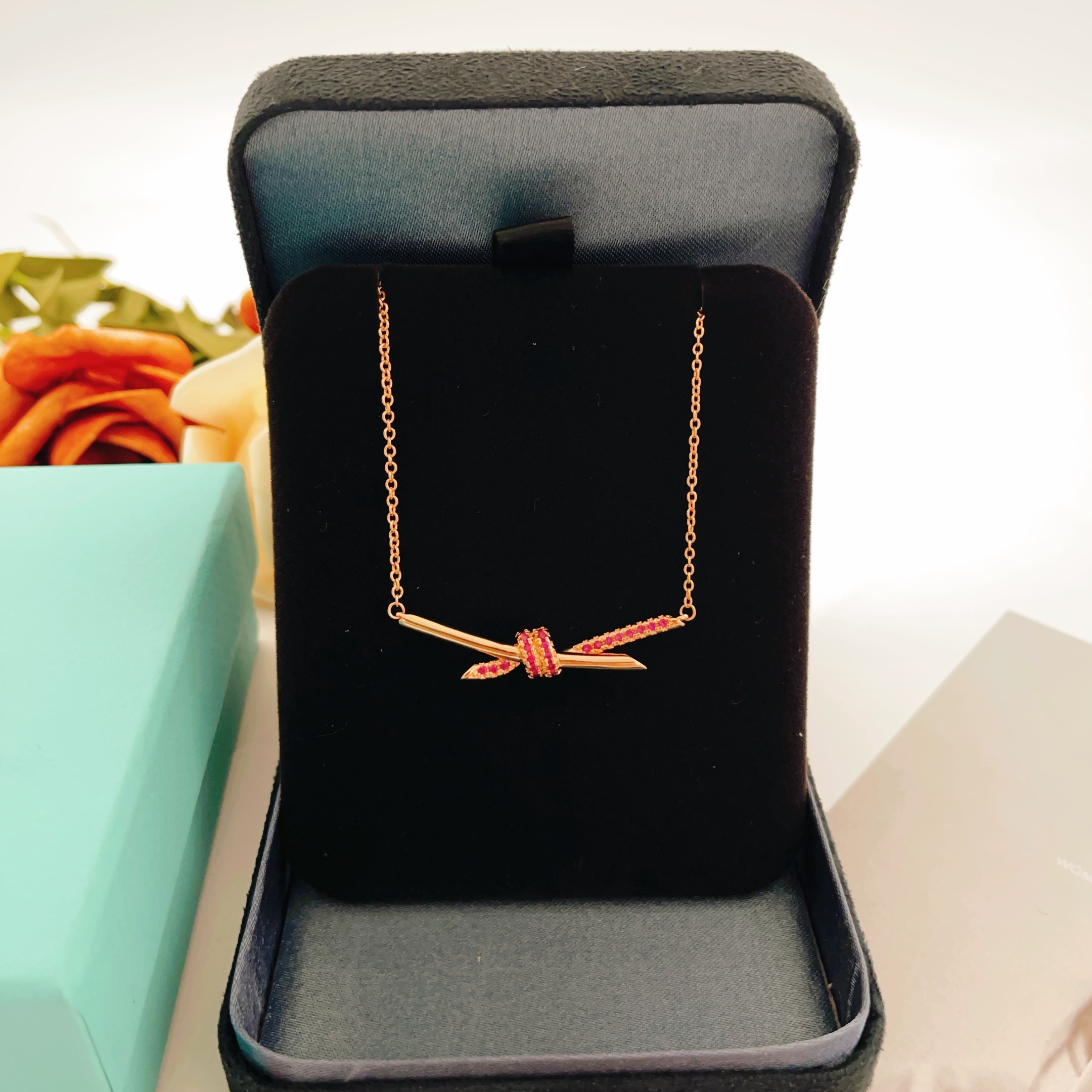 【Tiffany*帝芙尼最新款🆕🆕玫瑰金紫钻蝴蝶结项链】一致官网黄铜材质，非常的上镜‼️设计很特别值得入