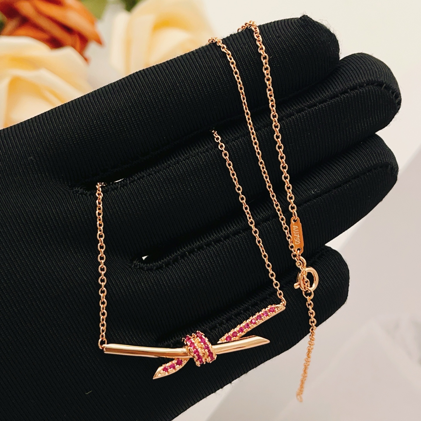 【Tiffany*帝芙尼最新款🆕🆕玫瑰金紫钻蝴蝶结项链】一致官网黄铜材质，非常的上镜‼️设计很特别值得入