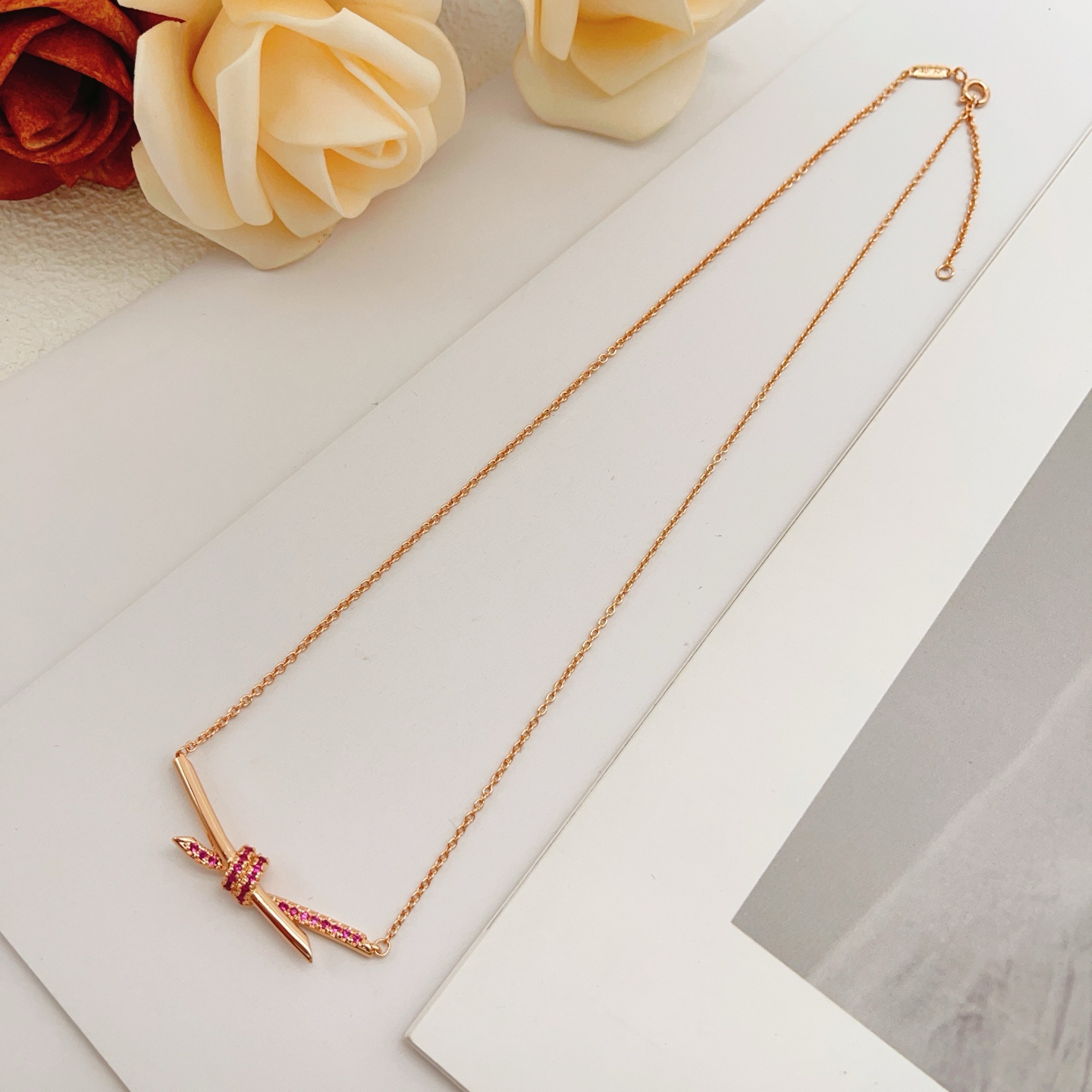 【Tiffany*帝芙尼最新款🆕🆕玫瑰金紫钻蝴蝶结项链】一致官网黄铜材质，非常的上镜‼️设计很特别值得入
