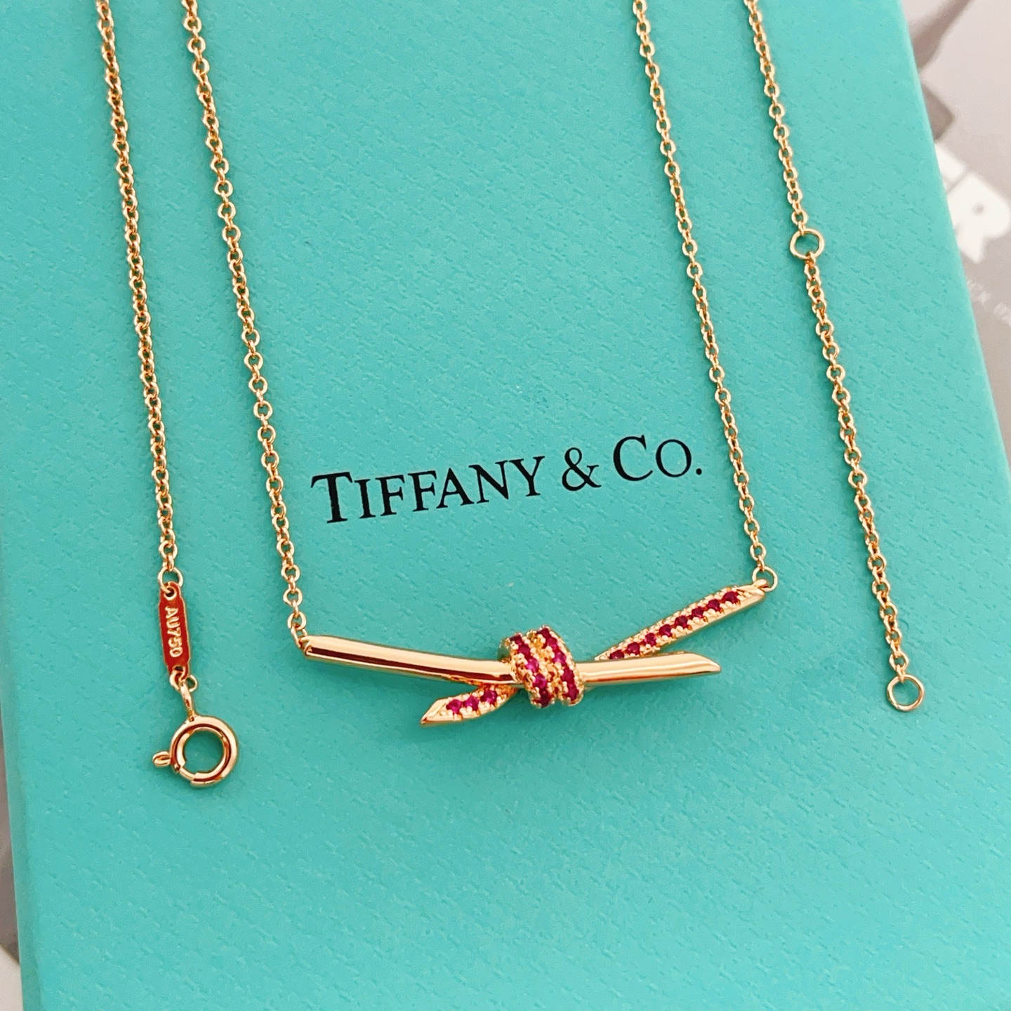 【Tiffany*帝芙尼最新款🆕🆕玫瑰金紫钻蝴蝶结项链】一致官网黄铜材质，非常的上镜‼️设计很特别值得入