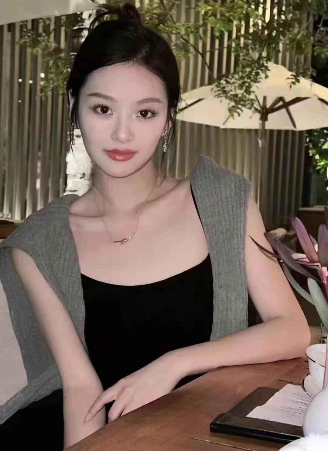 【Tiffany*帝芙尼最新款🆕🆕玫瑰金紫钻蝴蝶结项链】一致官网黄铜材质，非常的上镜‼️设计很特别值得入