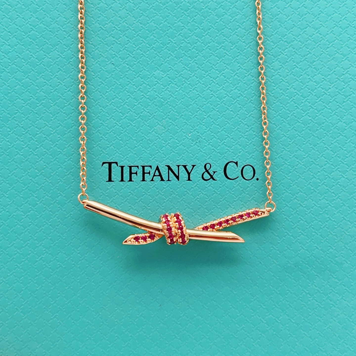 【Tiffany*帝芙尼最新款🆕🆕玫瑰金紫钻蝴蝶结项链】一致官网黄铜材质，非常的上镜‼️设计很特别值得入