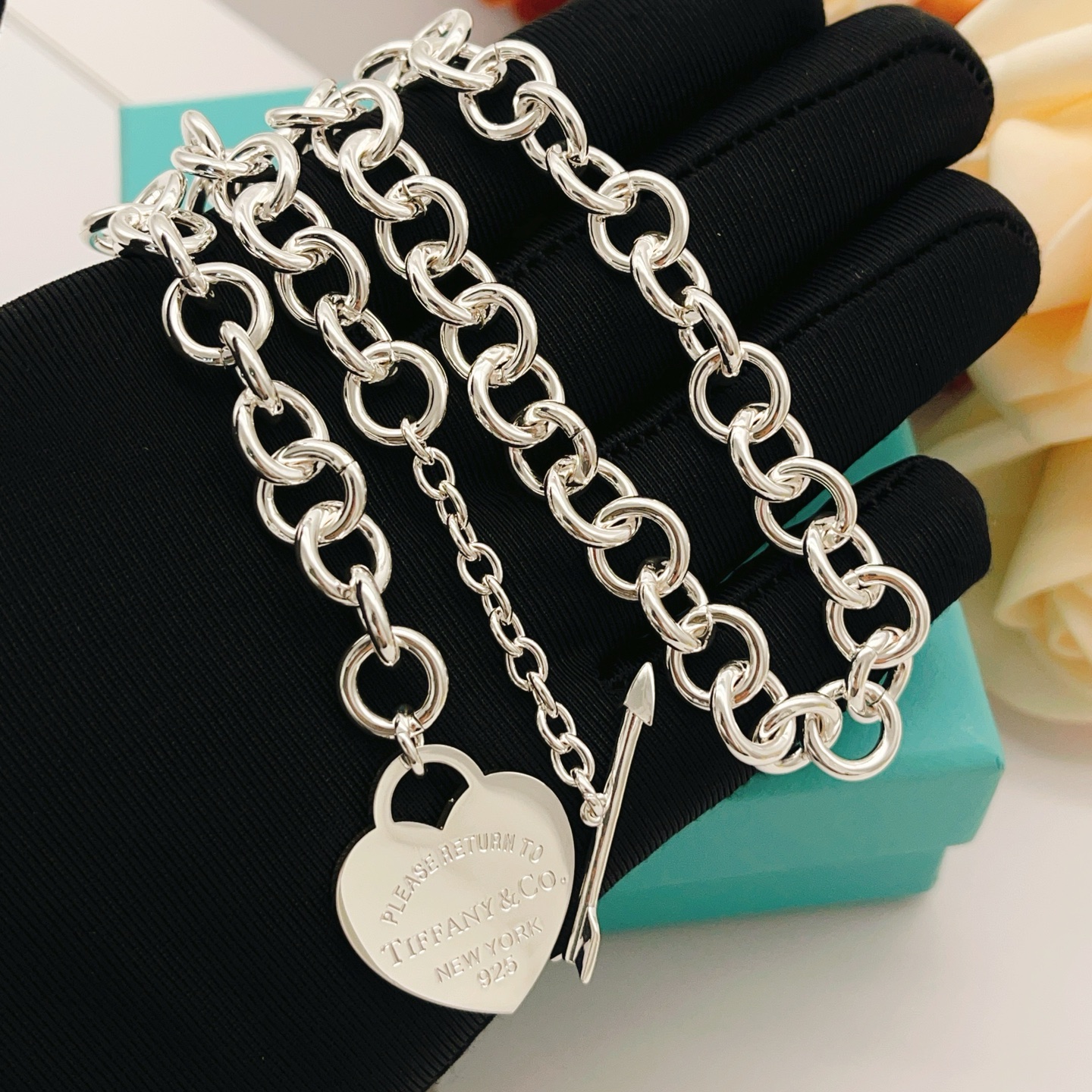 【Tiffany*帝芙尼最新款🆕🆕银色光面之箭针扣项链】一致官网黄铜材质，非常的上镜‼️设计很特别值得入