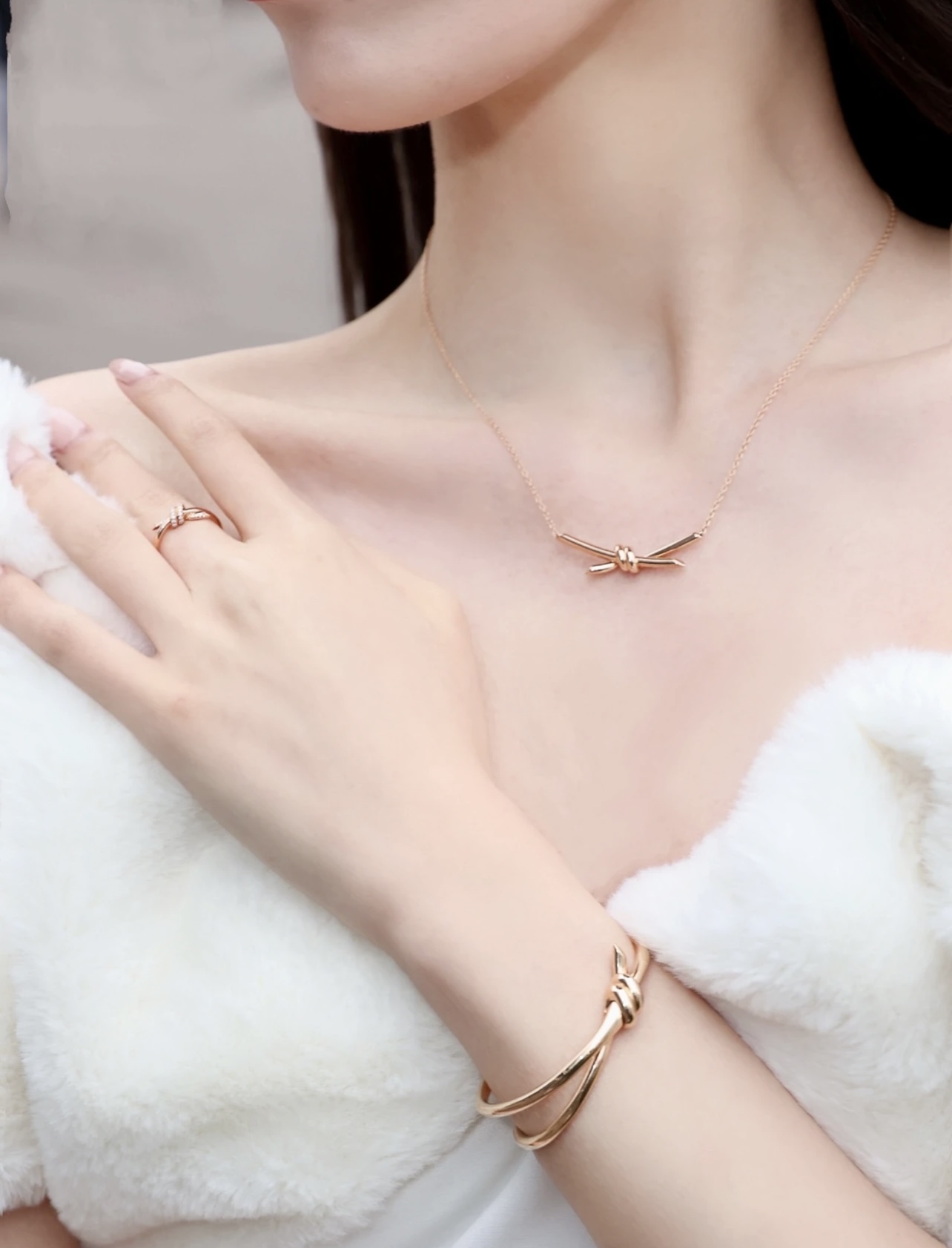 【Tiffany*帝芙尼最新款🆕🆕玫瑰金绳结手镯】一致官网黄铜材质，非常的上镜‼️设计很特别值得入手。高