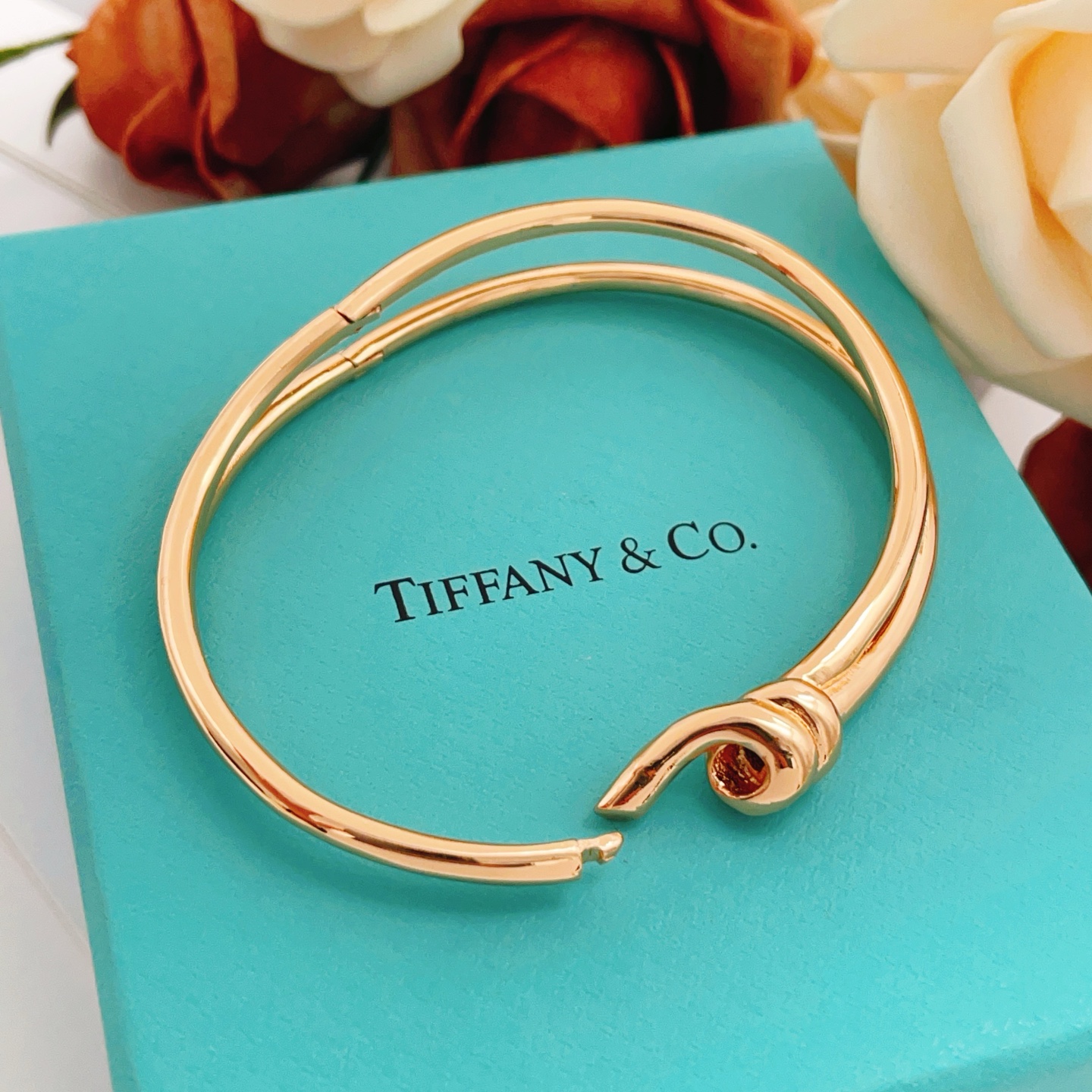 【Tiffany*帝芙尼最新款🆕🆕玫瑰金绳结手镯】一致官网黄铜材质，非常的上镜‼️设计很特别值得入手。高