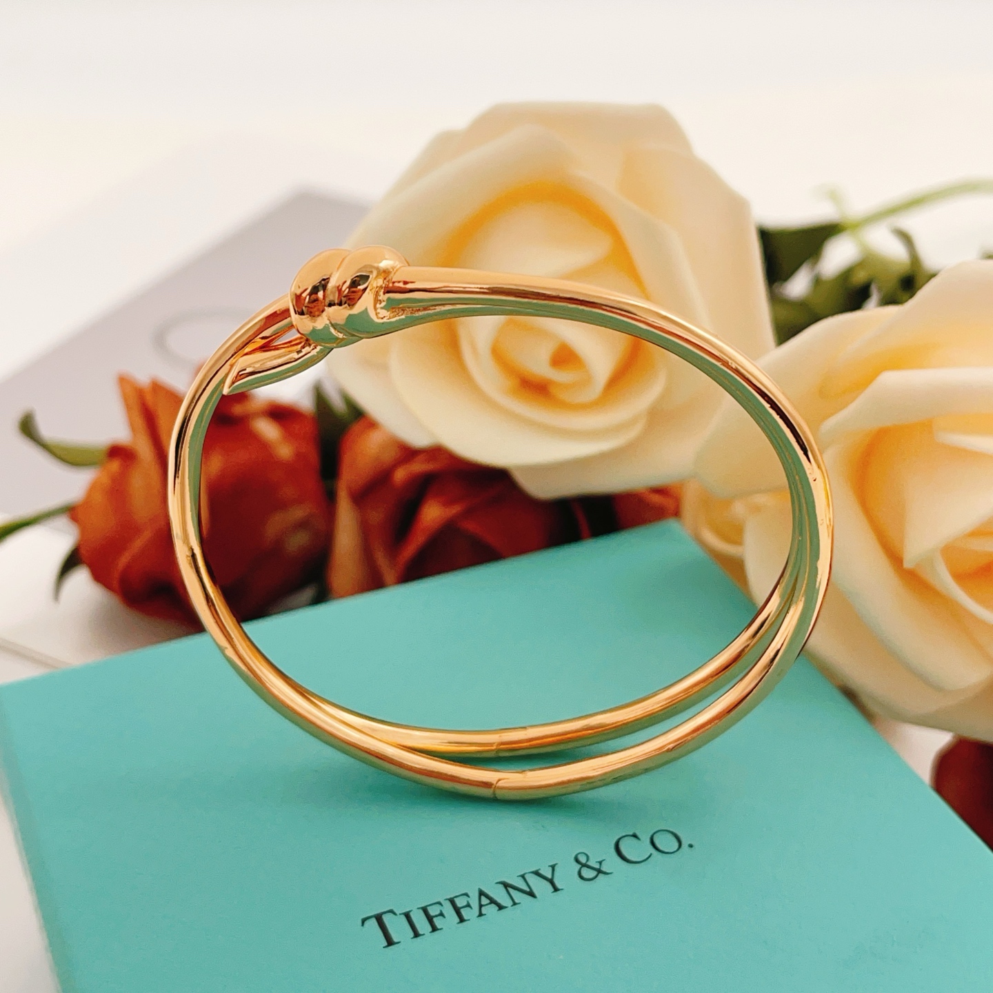 【Tiffany*帝芙尼最新款🆕🆕玫瑰金绳结手镯】一致官网黄铜材质，非常的上镜‼️设计很特别值得入手。高