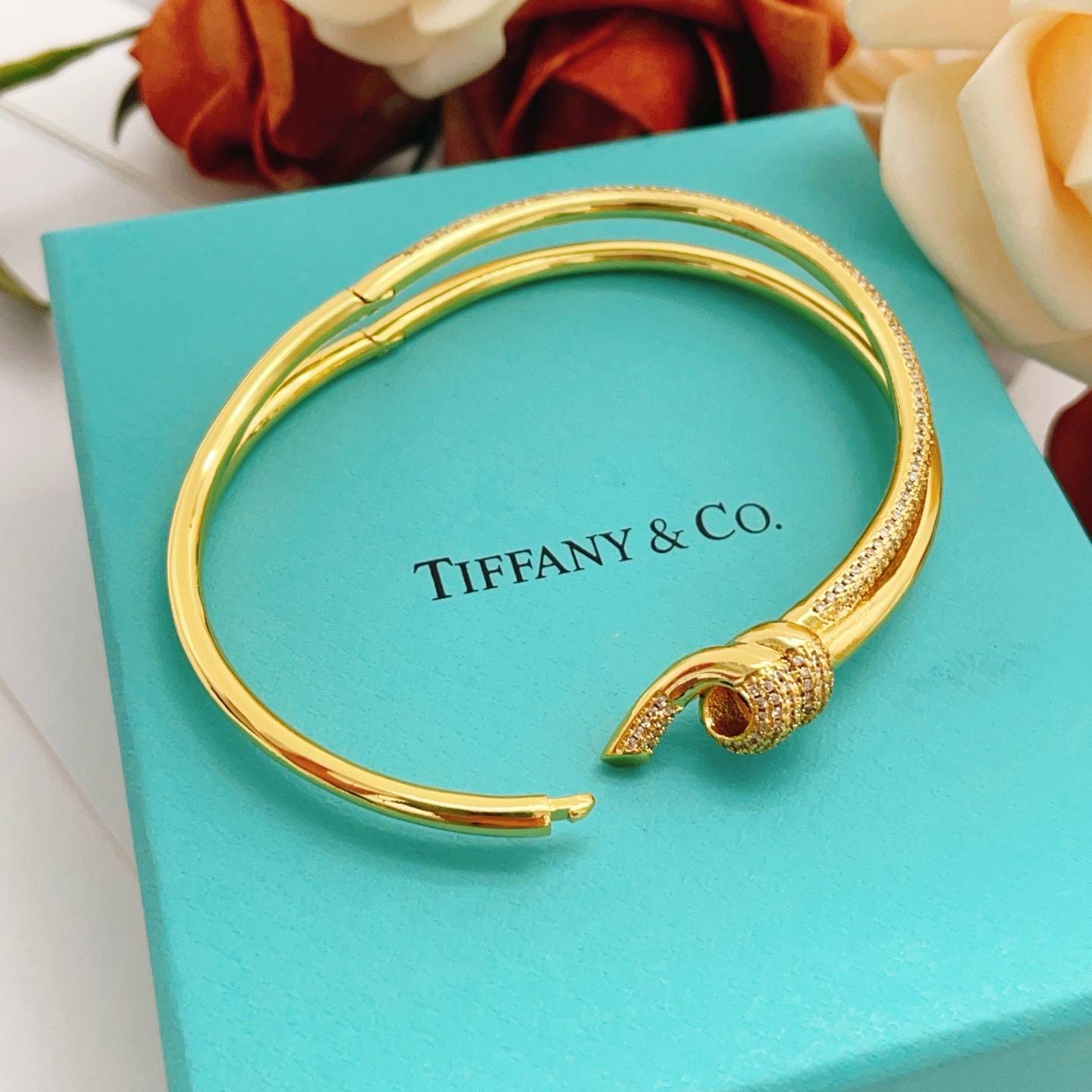 Tiffany & Co. Tiffany*帝芙尼最新款，非常的上镜‼ 设计很特别值得入手 高级手工坊系列