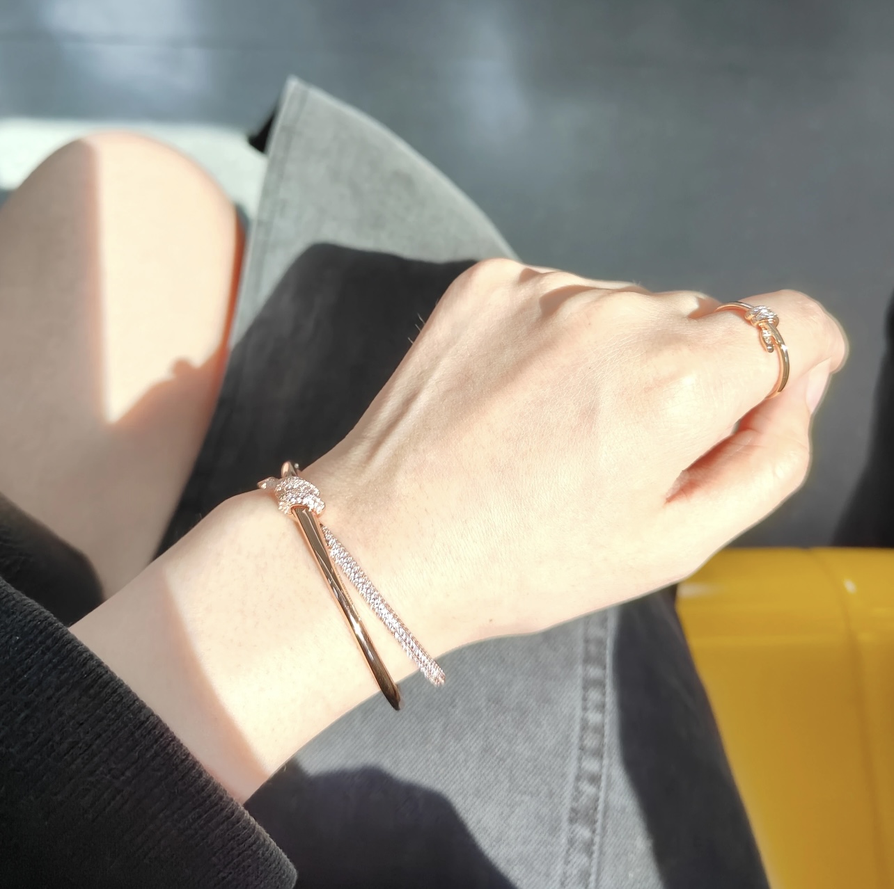 【Tiffany*帝芙尼最新款🆕🆕玫瑰金镶钻绳结手镯】一致官网黄铜材质，非常的上镜‼️设计很特别值得入手