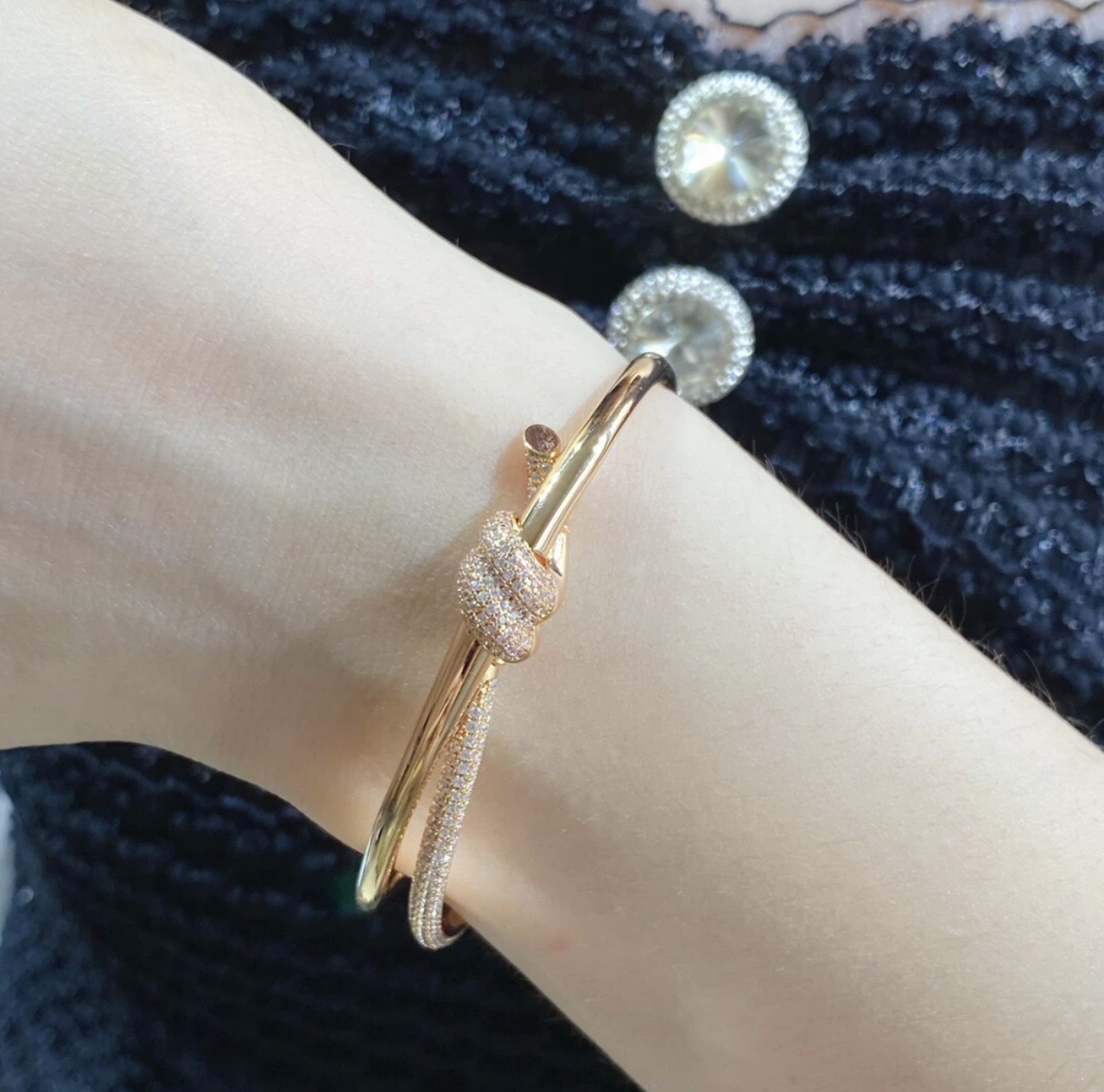 【Tiffany*帝芙尼最新款🆕🆕玫瑰金镶钻绳结手镯】一致官网黄铜材质，非常的上镜‼️设计很特别值得入手
