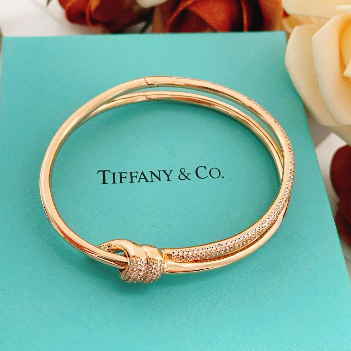 【Tiffany*帝芙尼最新款🆕🆕玫瑰金镶钻绳结手镯】一致官网黄铜材质，非常的上镜‼️设计很特别值得入手