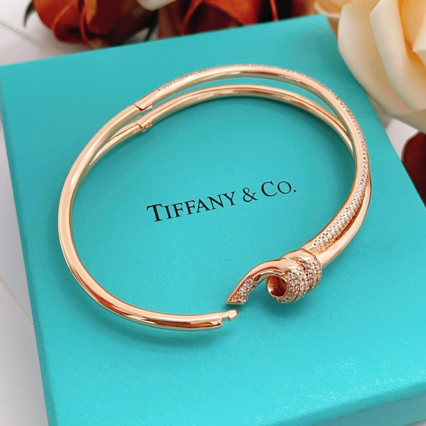 【Tiffany*帝芙尼最新款🆕🆕玫瑰金镶钻绳结手镯】一致官网黄铜材质，非常的上镜‼️设计很特别值得入手