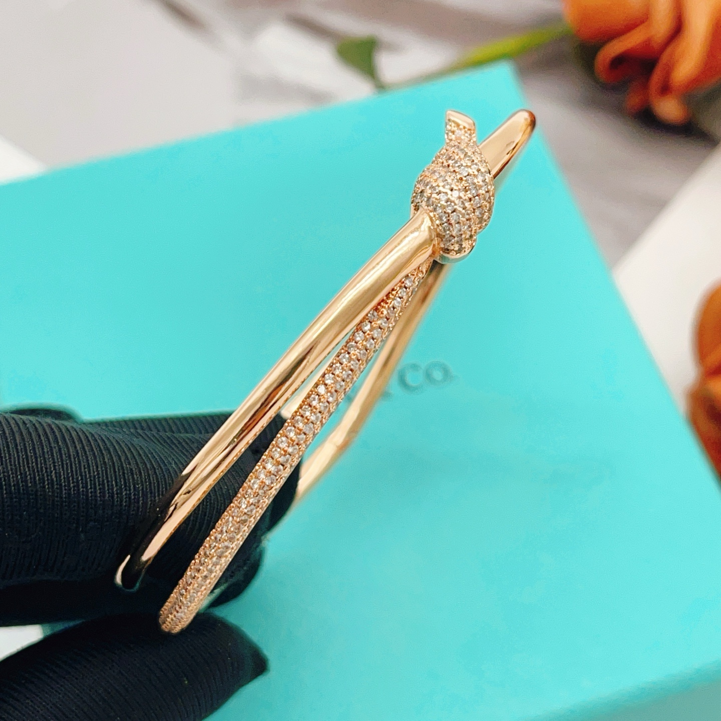 【Tiffany*帝芙尼最新款🆕🆕玫瑰金镶钻绳结手镯】一致官网黄铜材质，非常的上镜‼️设计很特别值得入手