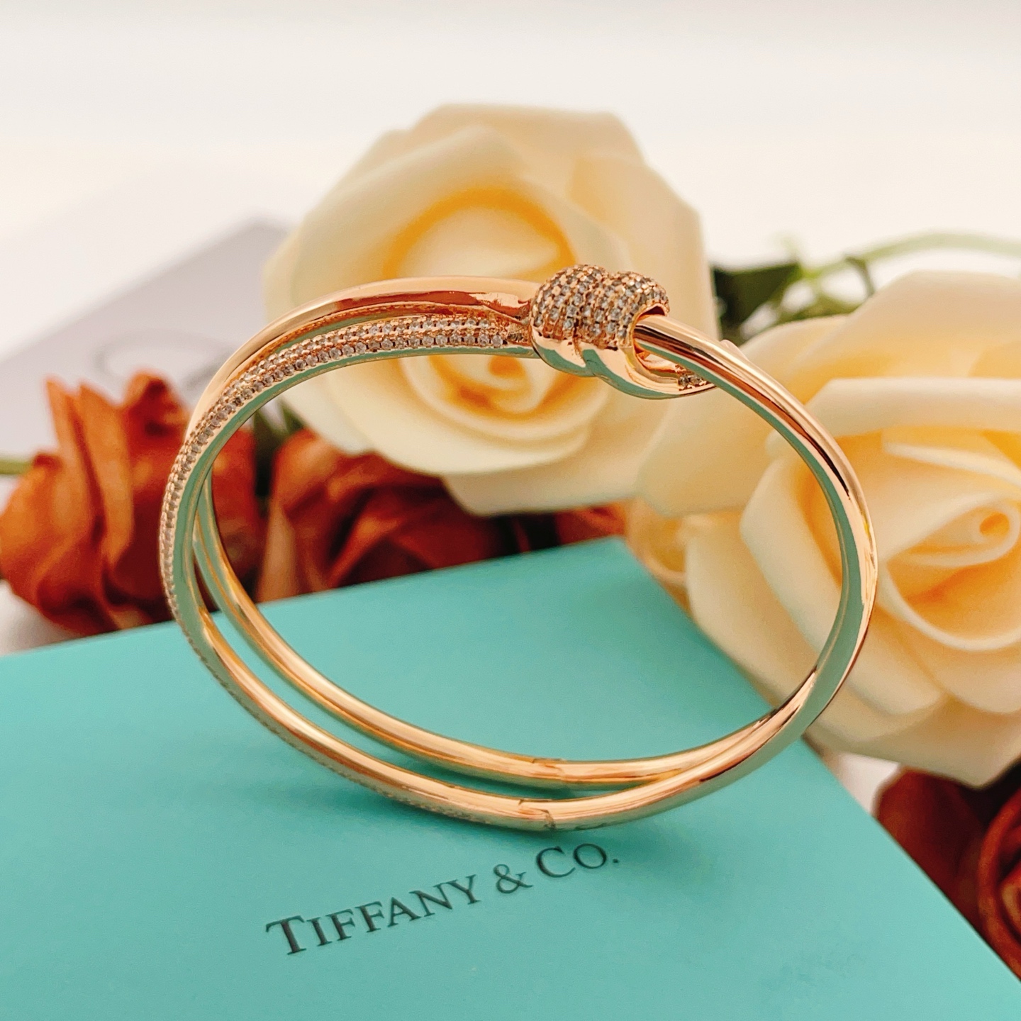 【Tiffany*帝芙尼最新款🆕🆕玫瑰金镶钻绳结手镯】一致官网黄铜材质，非常的上镜‼️设计很特别值得入手