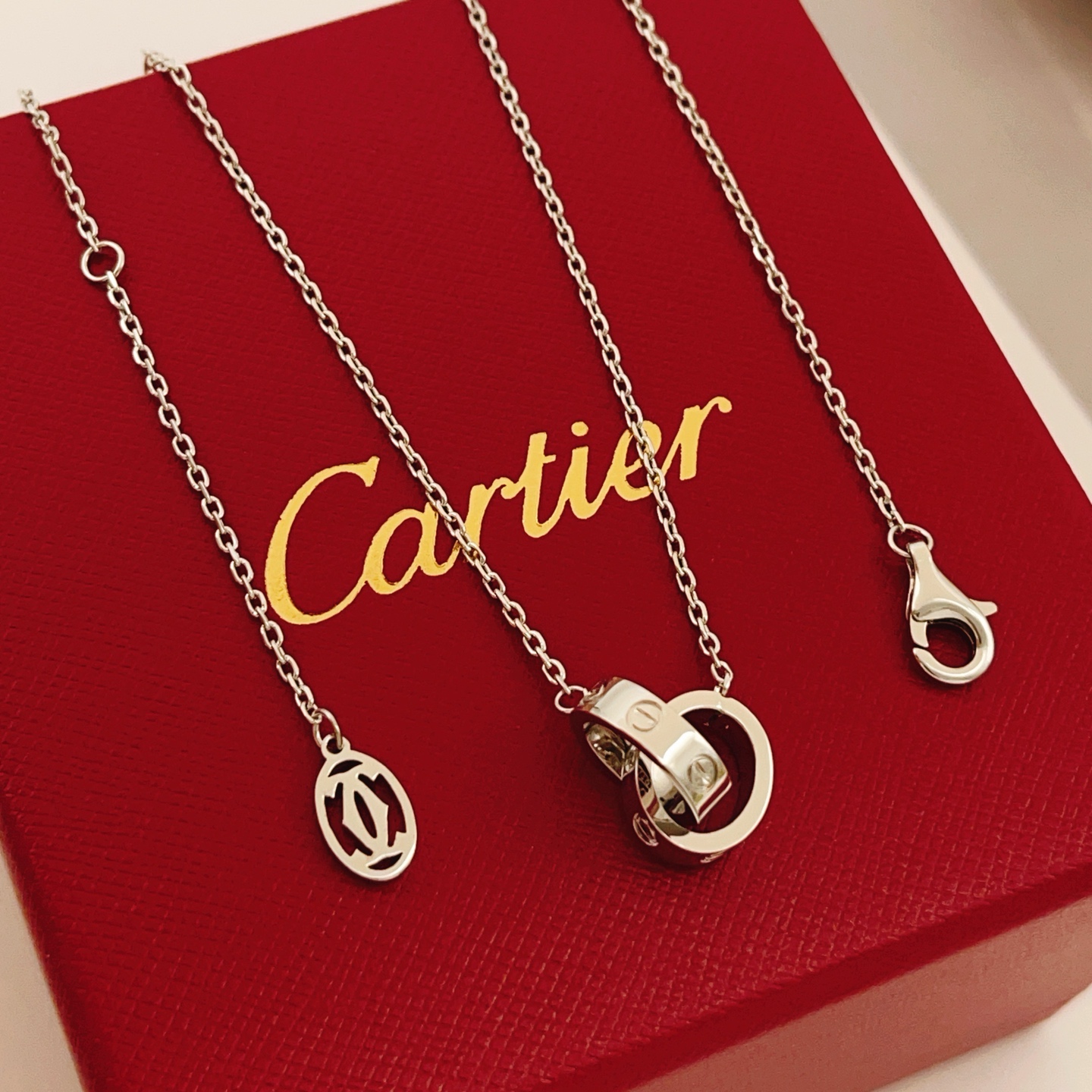 【Cartie*最新款🆕🆕银色光面环扣项链】一致官网黄铜材质，非常的上镜‼️设计很特别值得入手。高级手工