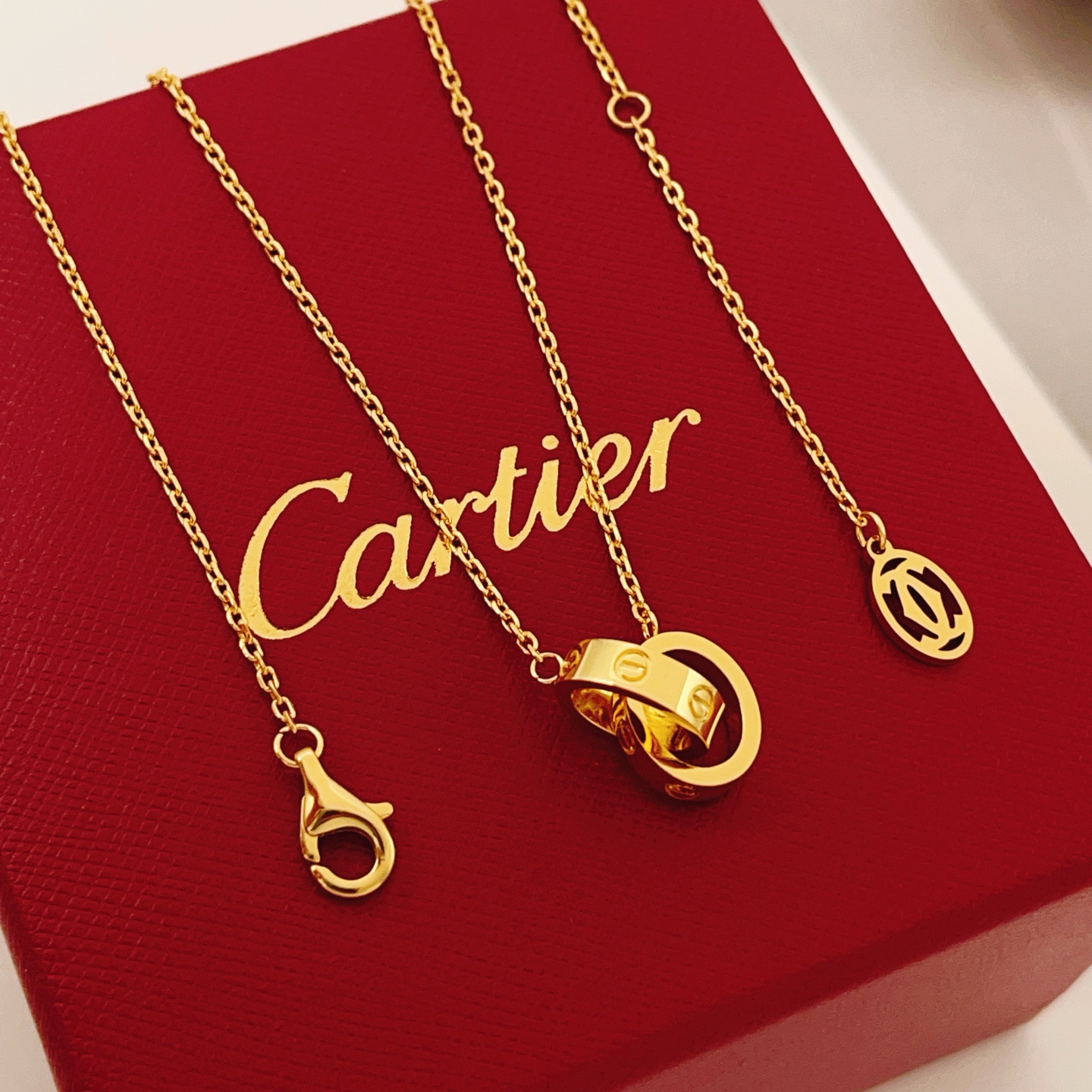 【Cartie*最新款🆕🆕金色光面环扣项链】一致官网黄铜材质，非常的上镜‼️设计很特别值得入手。高级手工