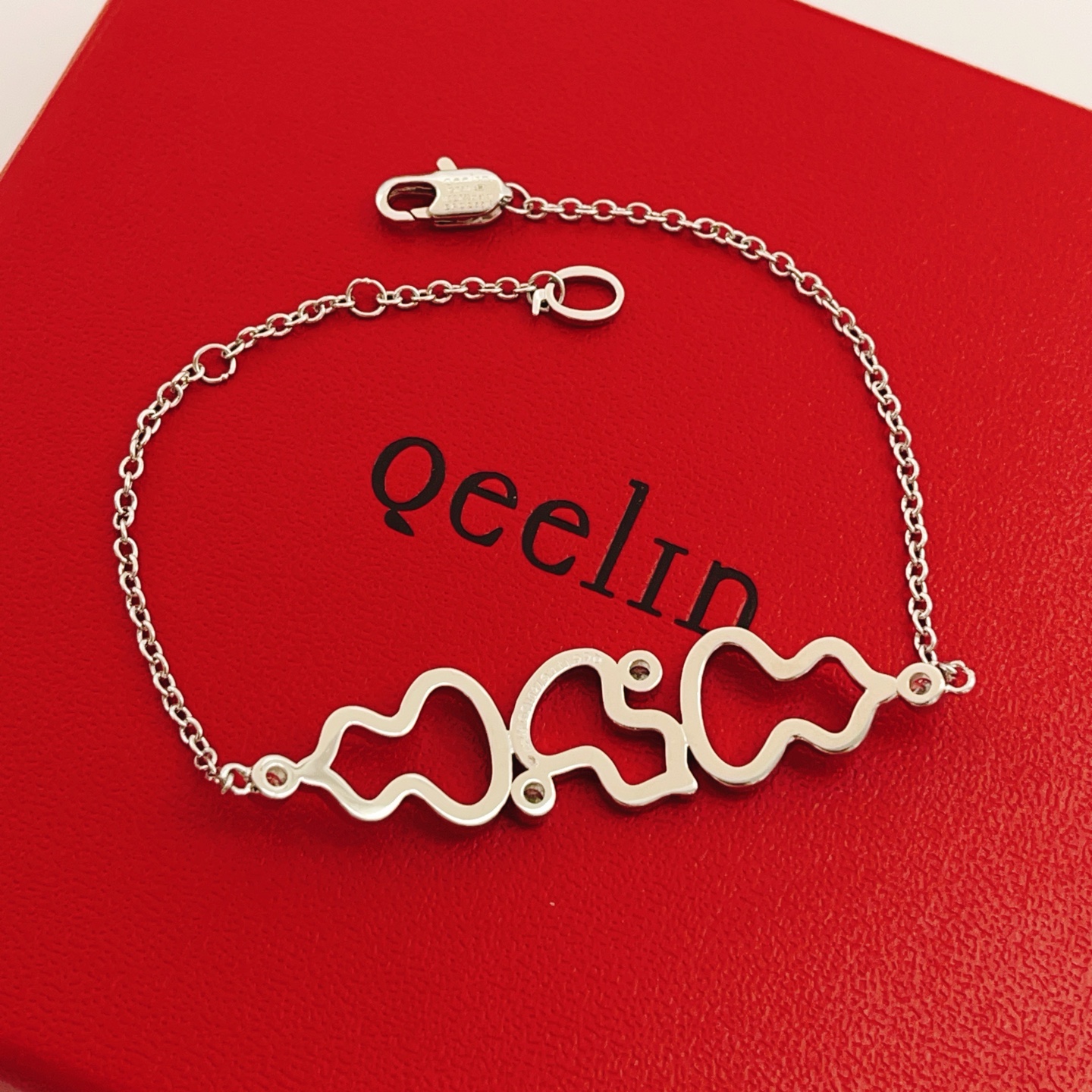 【Qeelin 最新款🆕🆕银色镶钻三葫芦手链】一致官网黄铜材质，非常的上镜‼️设计很特别值得入手。高级手