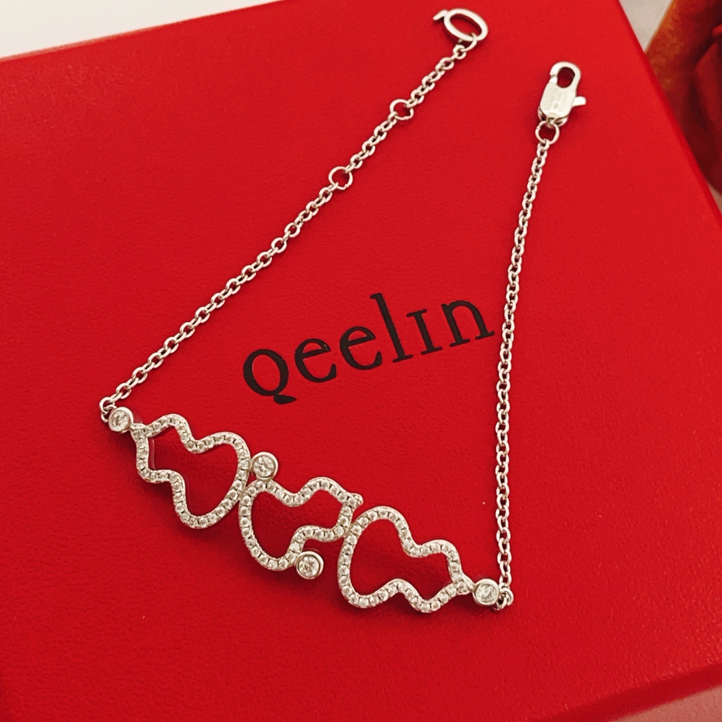 【Qeelin 最新款🆕🆕银色镶钻三葫芦手链】一致官网黄铜材质，非常的上镜‼️设计很特别值得入手。高级手
