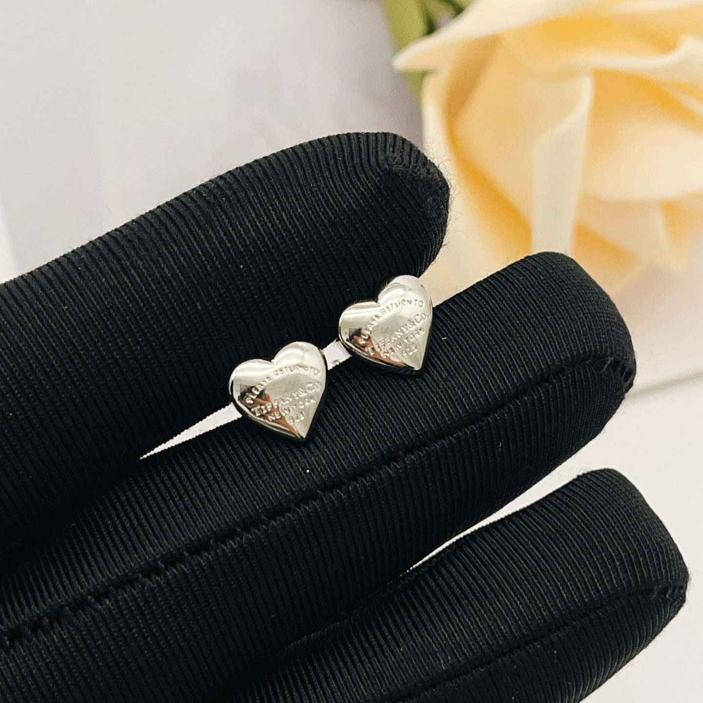 【Tiffany*帝芙尼最新款🆕🆕银色爱心耳钉】一致官网黄铜材质，非常的上镜‼️设计很特别值得入手。高级