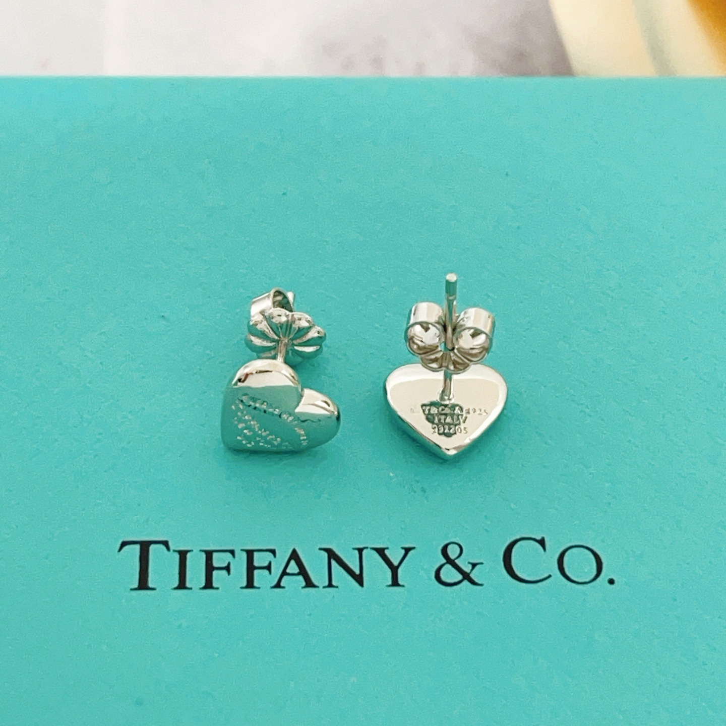 【Tiffany*帝芙尼最新款🆕🆕银色爱心耳钉】一致官网黄铜材质，非常的上镜‼️设计很特别值得入手。高级