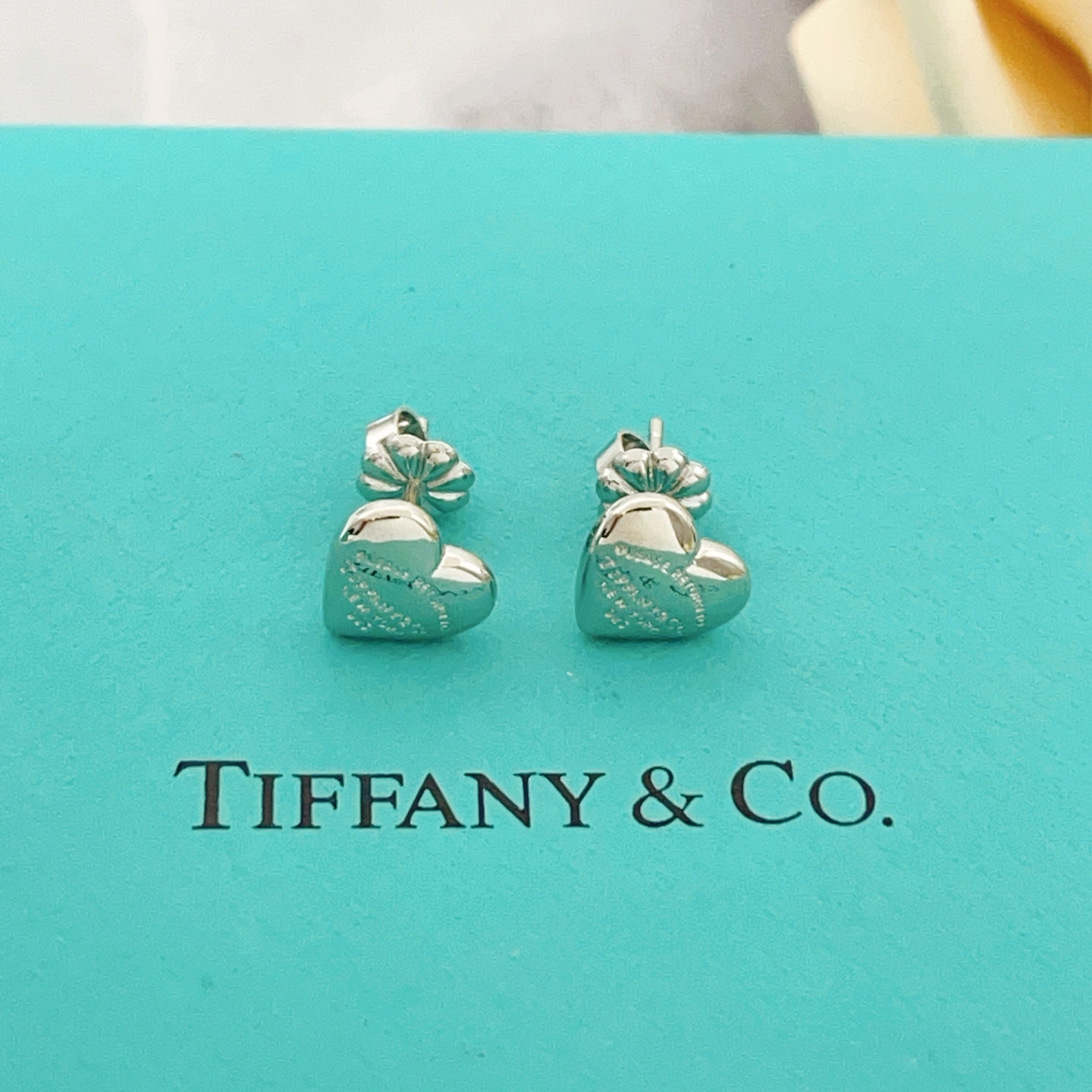 【Tiffany*帝芙尼最新款🆕🆕银色爱心耳钉】一致官网黄铜材质，非常的上镜‼️设计很特别值得入手。高级