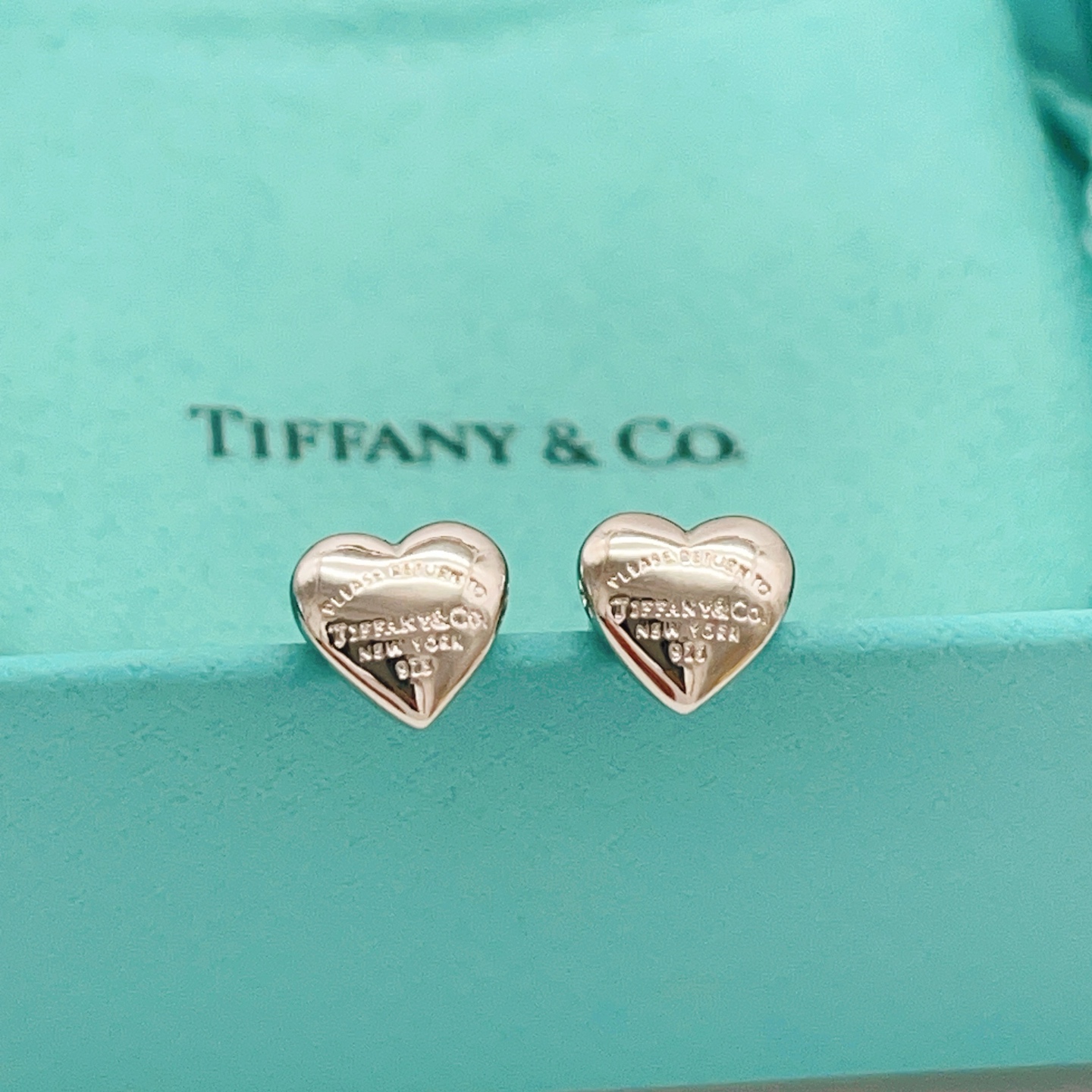 【Tiffany*帝芙尼最新款🆕🆕银色爱心耳钉】一致官网黄铜材质，非常的上镜‼️设计很特别值得入手。高级