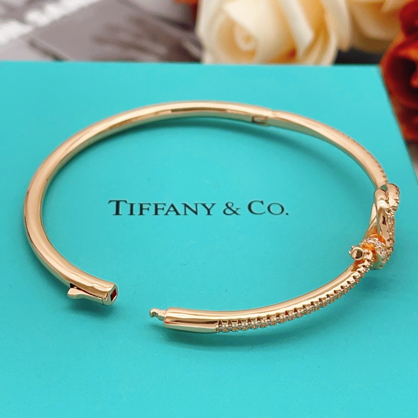 【Tiffany*帝芙尼最新款🆕🆕玫瑰金铰链手镯】一致官网黄铜材质，非常的上镜‼️设计很特别值得入手。高
