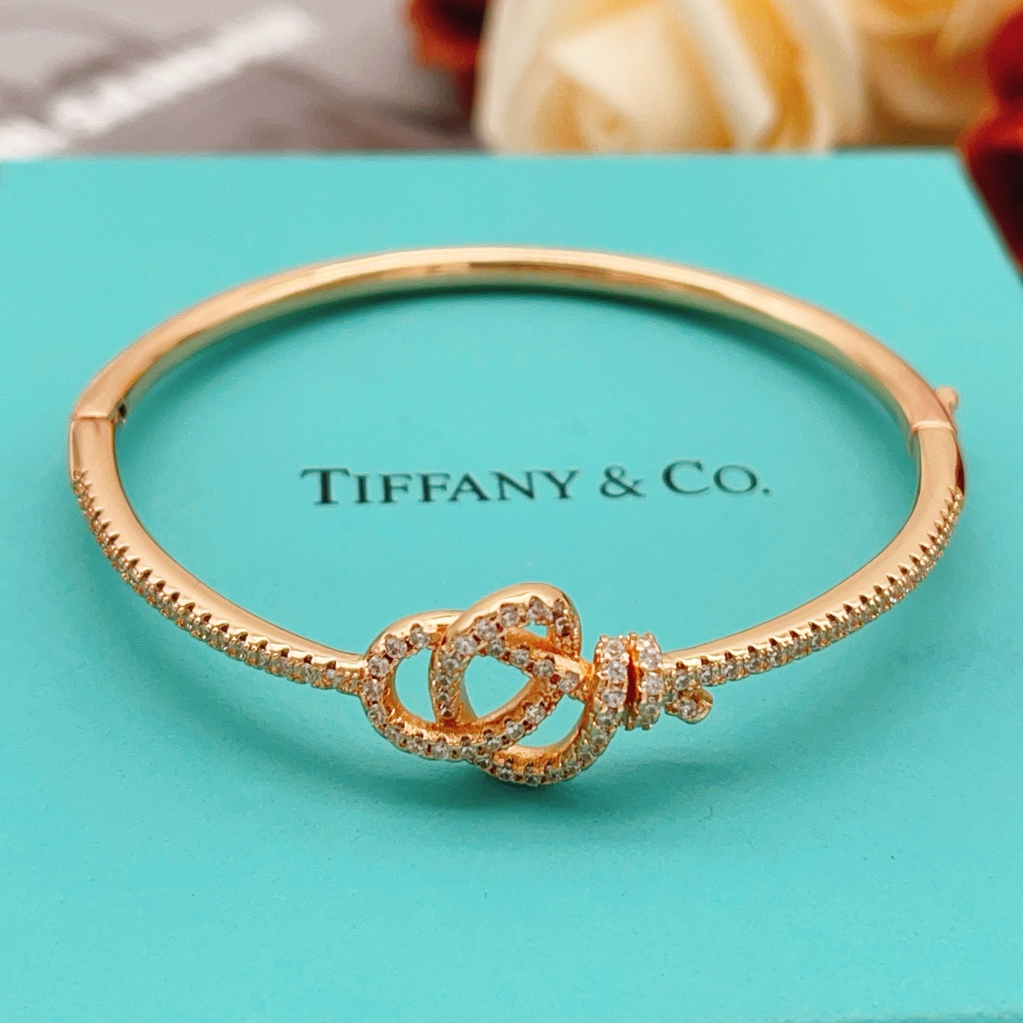 【Tiffany*帝芙尼最新款🆕🆕玫瑰金铰链手镯】一致官网黄铜材质，非常的上镜‼️设计很特别值得入手。高