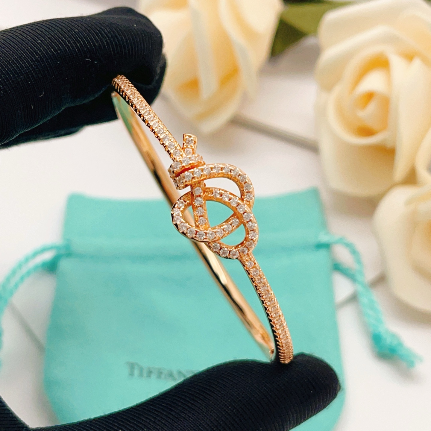 【Tiffany*帝芙尼最新款🆕🆕玫瑰金铰链手镯】一致官网黄铜材质，非常的上镜‼️设计很特别值得入手。高