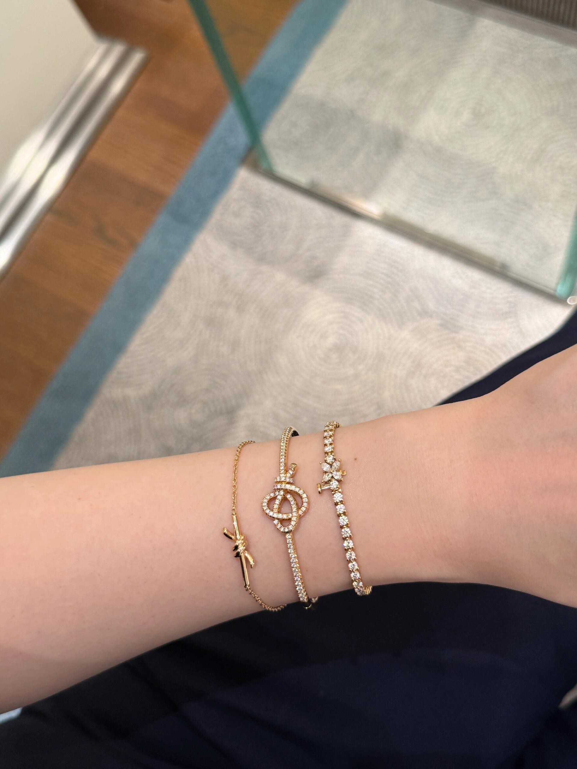 【Tiffany*帝芙尼最新款🆕🆕玫瑰金铰链手镯】一致官网黄铜材质，非常的上镜‼️设计很特别值得入手。高