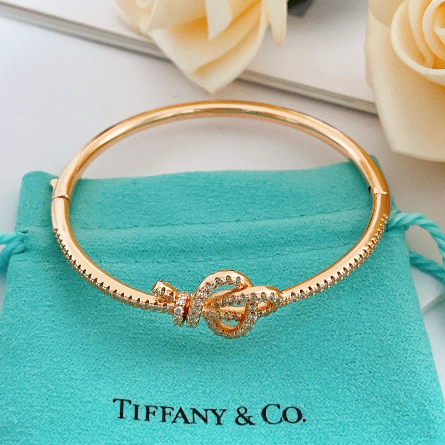 【Tiffany*帝芙尼最新款🆕🆕玫瑰金铰链手镯】一致官网黄铜材质，非常的上镜‼️设计很特别值得入手。高