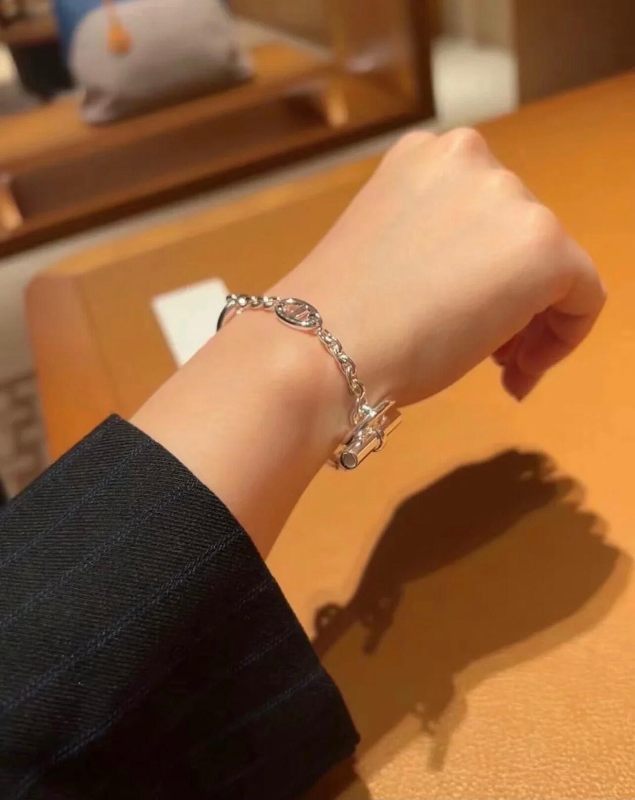 【He@mes最新款🆕🆕银色光面猪鼻子手链】一致官网黄铜材质，非常的上镜‼️设计很特别值得入手。高级手工