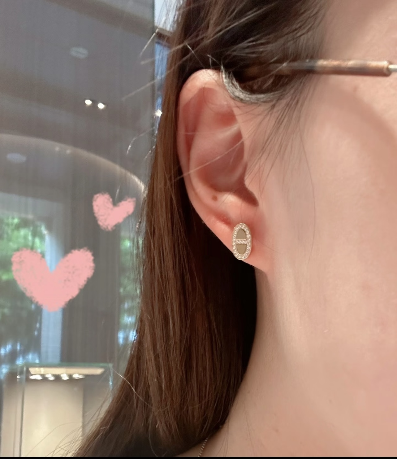 p95
爱马仕He@mes最新款🆕🆕玫瑰金猪鼻子耳钉 一致ZP黄铜材质，非常的上镜‼️设计很特别值得入手🔥高级手工坊系列