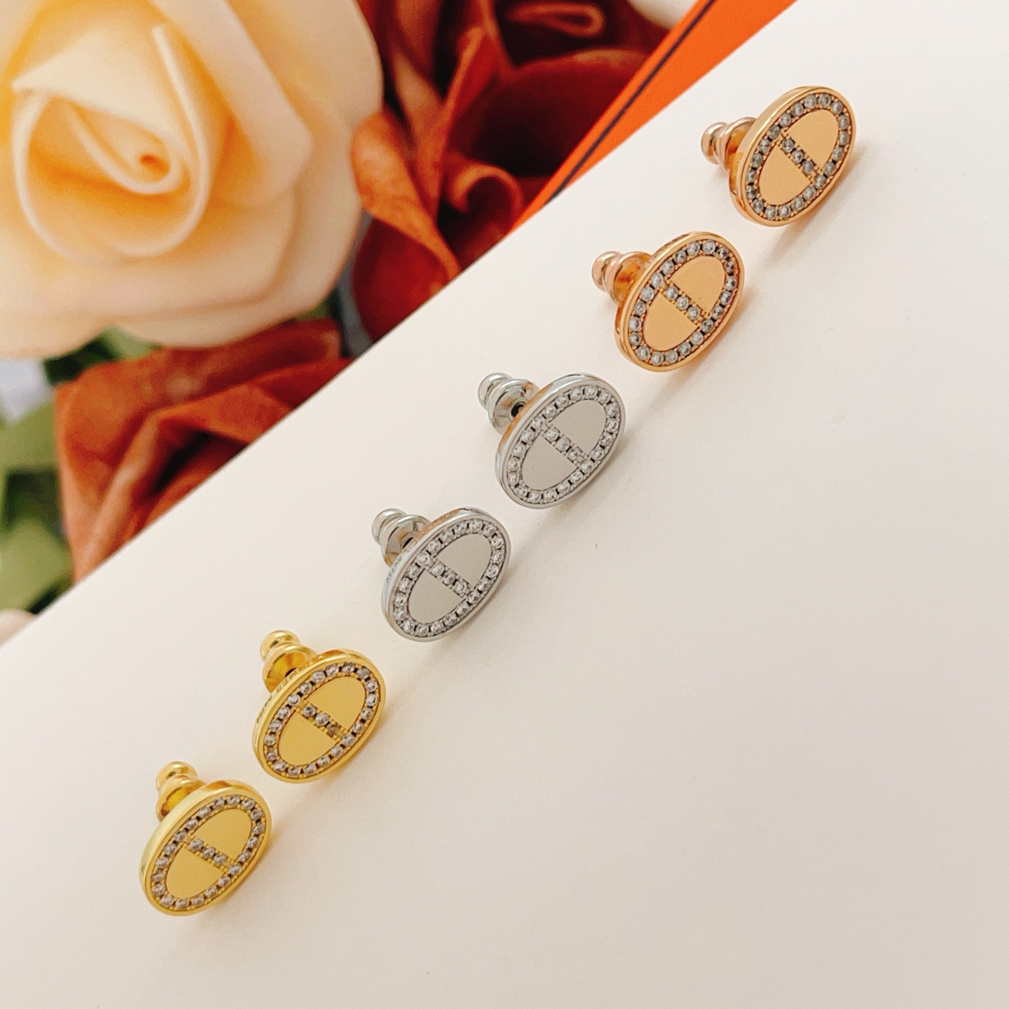 p95
爱马仕He@mes最新款🆕🆕金色猪鼻子耳钉 一致ZP黄铜材质，非常的上镜‼️设计很特别值得入手🔥高级手工坊系列