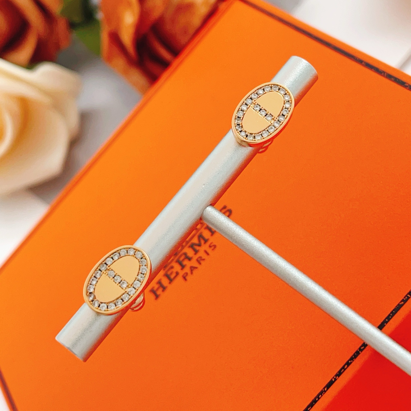 p95
爱马仕He@mes最新款🆕🆕玫瑰金猪鼻子耳钉 一致ZP黄铜材质，非常的上镜‼️设计很特别值得入手🔥高级手工坊系列