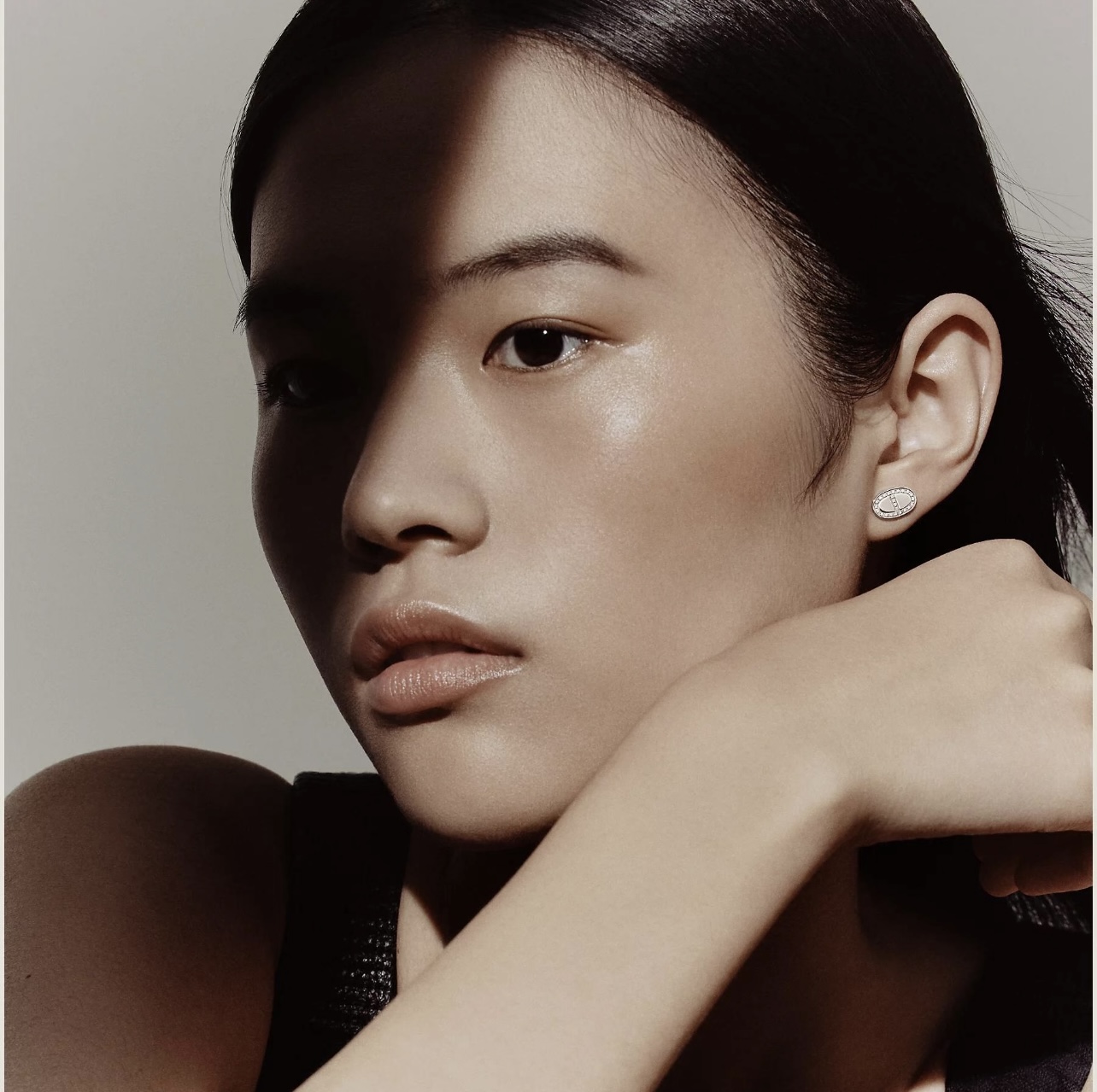 p95
爱马仕He@mes最新款🆕🆕金色猪鼻子耳钉 一致ZP黄铜材质，非常的上镜‼️设计很特别值得入手🔥高级手工坊系列