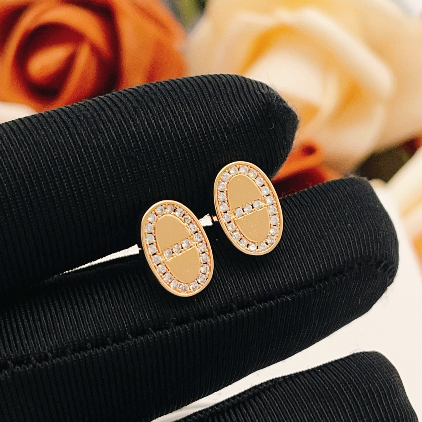 p95
爱马仕He@mes最新款🆕🆕玫瑰金猪鼻子耳钉 一致ZP黄铜材质，非常的上镜‼️设计很特别值得入手🔥高级手工坊系列