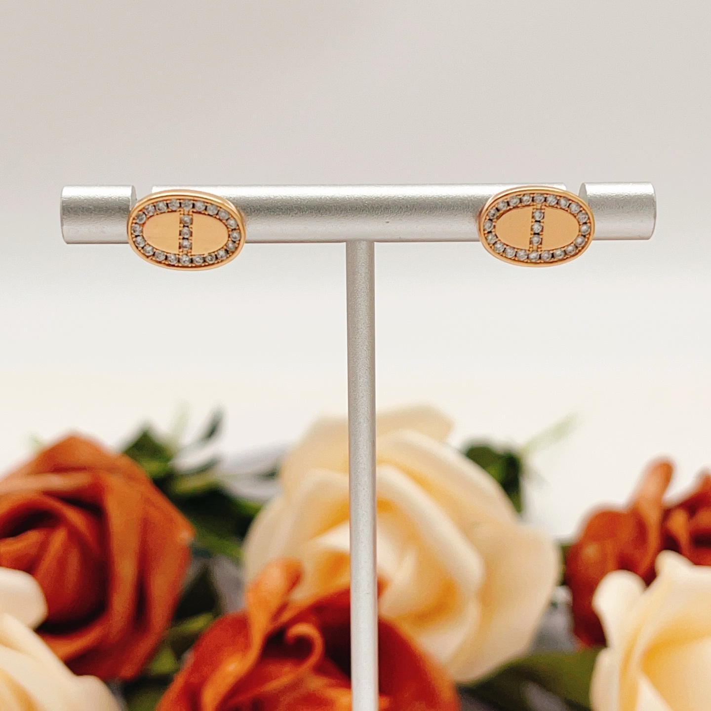 p95
爱马仕He@mes最新款🆕🆕玫瑰金猪鼻子耳钉 一致ZP黄铜材质，非常的上镜‼️设计很特别值得入手🔥高级手工坊系列