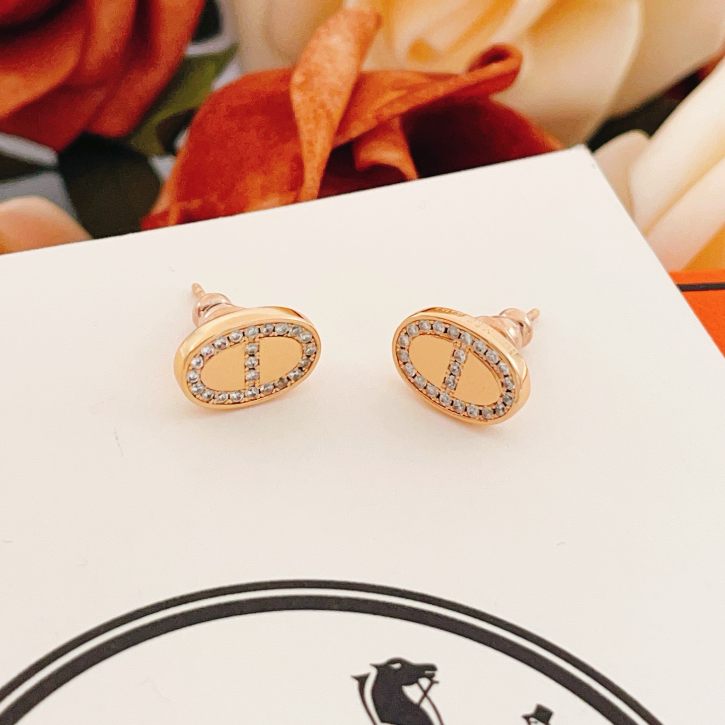 p95
爱马仕He@mes最新款🆕🆕玫瑰金猪鼻子耳钉 一致ZP黄铜材质，非常的上镜‼️设计很特别值得入手🔥高级手工坊系列