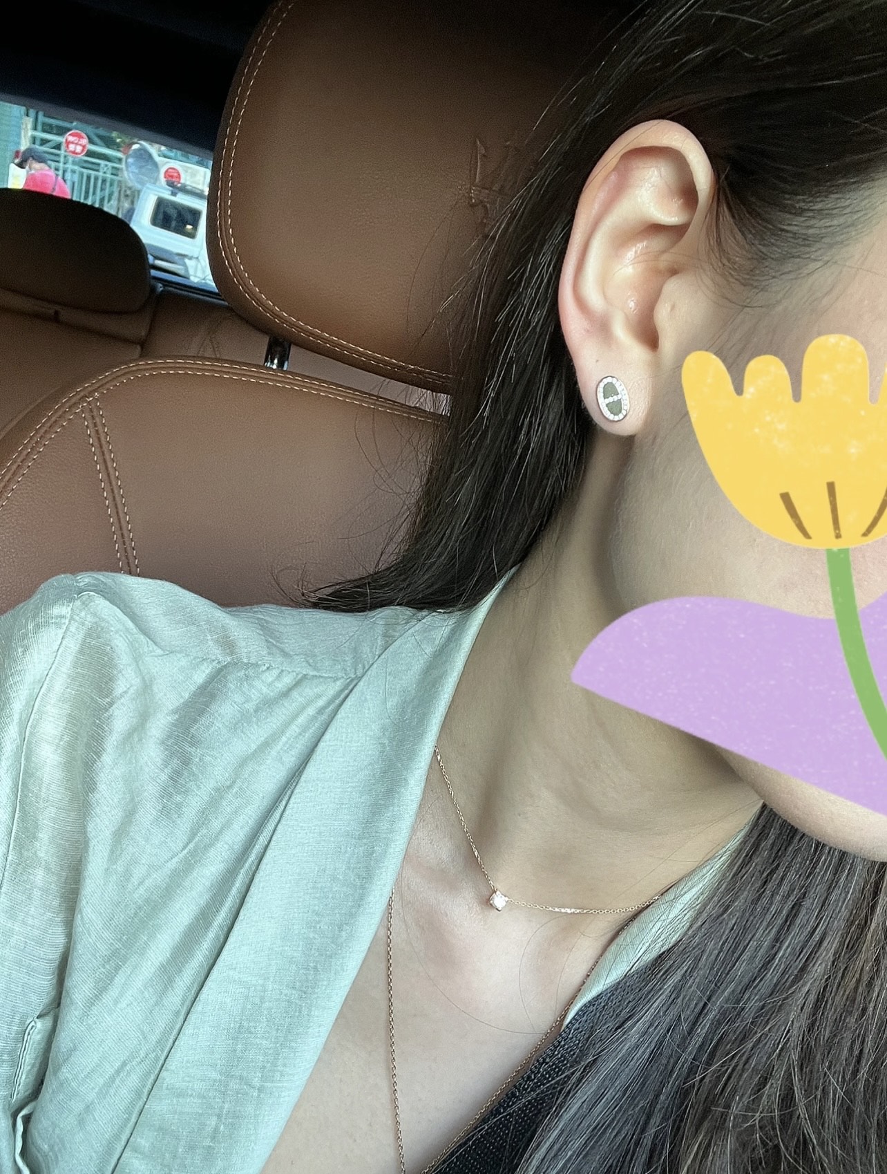 p95
HE122玫瑰金
HE123金色
HE124银色
爱马仕He@mes最新款🆕🆕三色猪鼻子耳钉 一致ZP黄铜材质，非常的上镜‼️设计很特别值得入手🔥高级手工坊系列