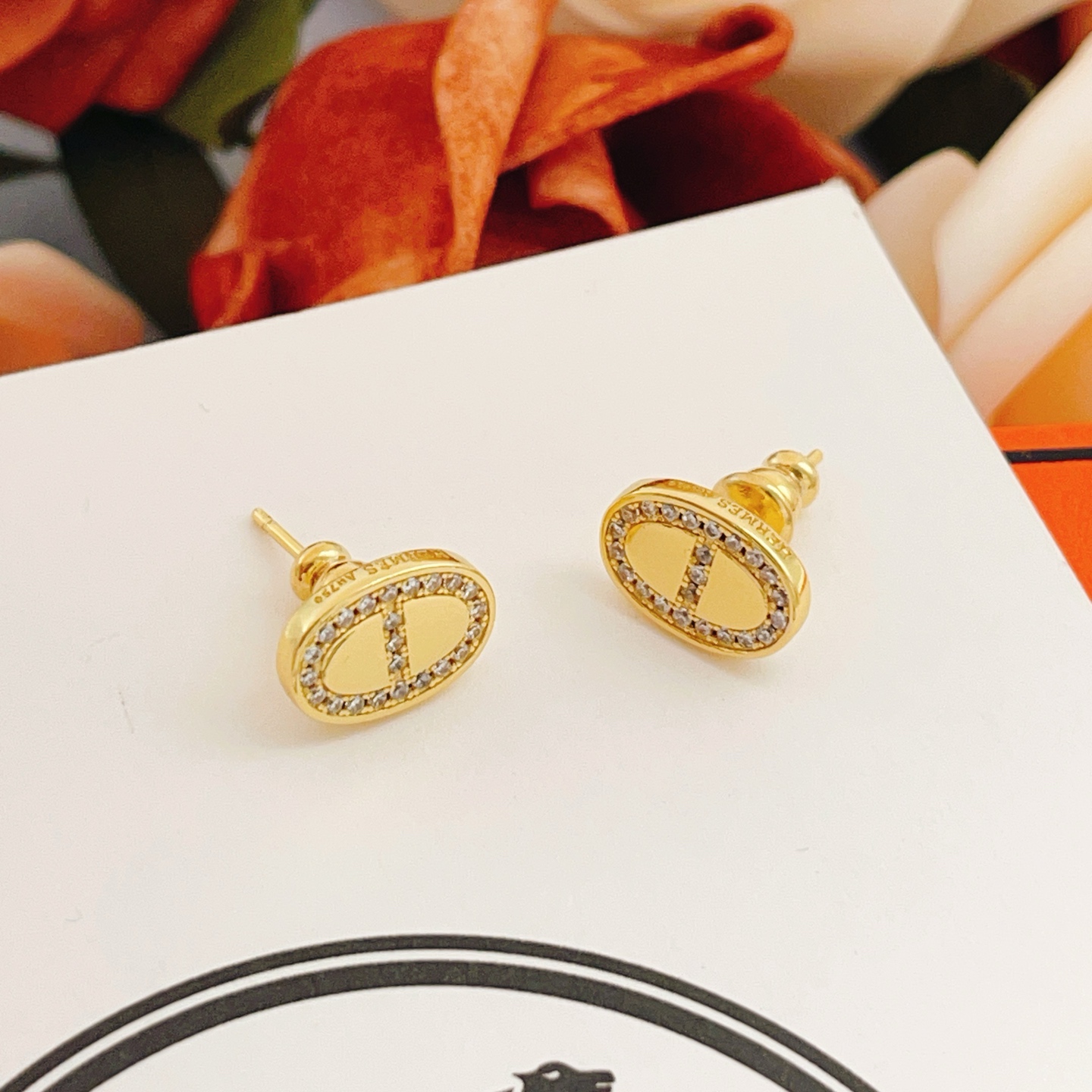 p95
爱马仕He@mes最新款🆕🆕金色猪鼻子耳钉 一致ZP黄铜材质，非常的上镜‼️设计很特别值得入手🔥高级手工坊系列