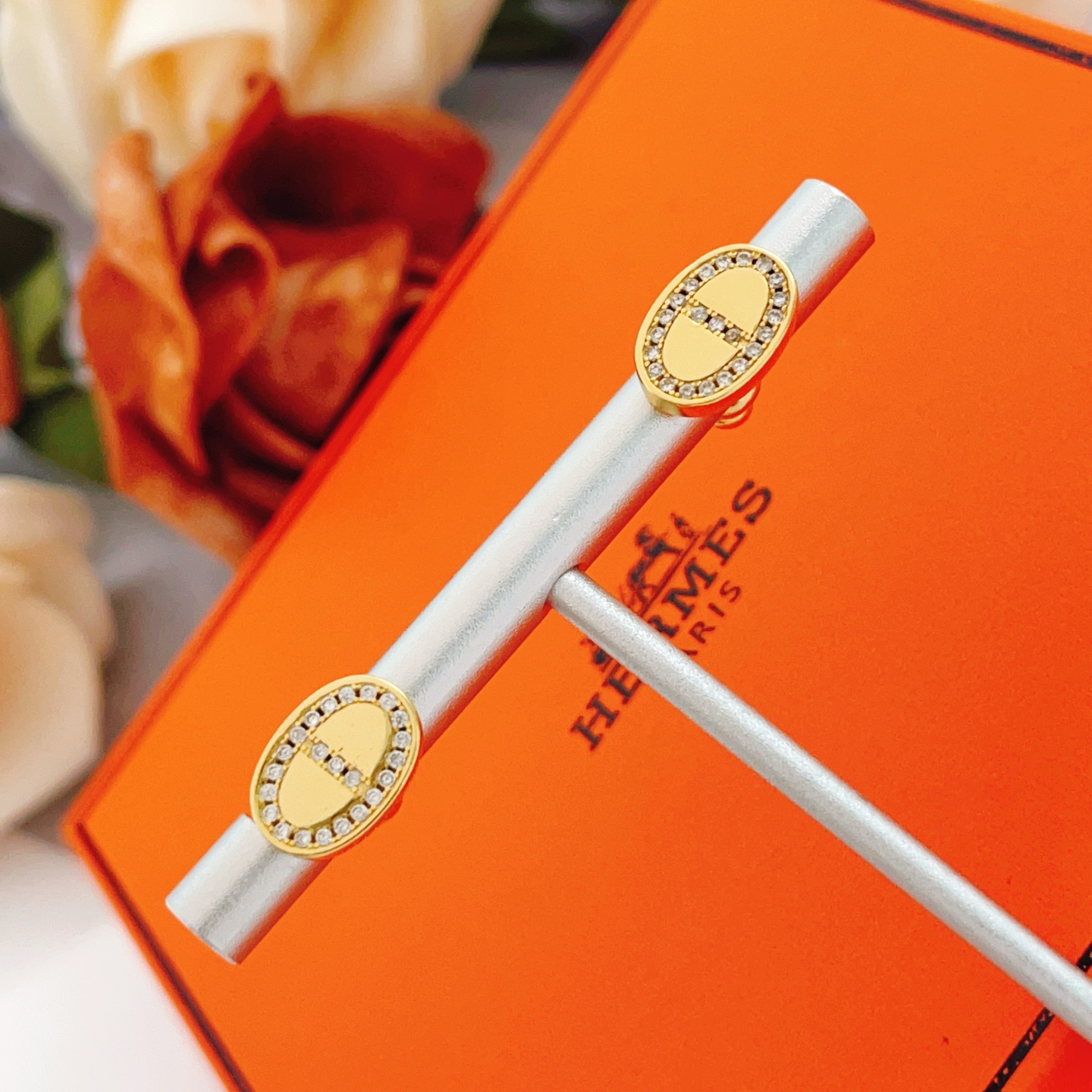 p95
爱马仕He@mes最新款🆕🆕金色猪鼻子耳钉 一致ZP黄铜材质，非常的上镜‼️设计很特别值得入手🔥高级手工坊系列