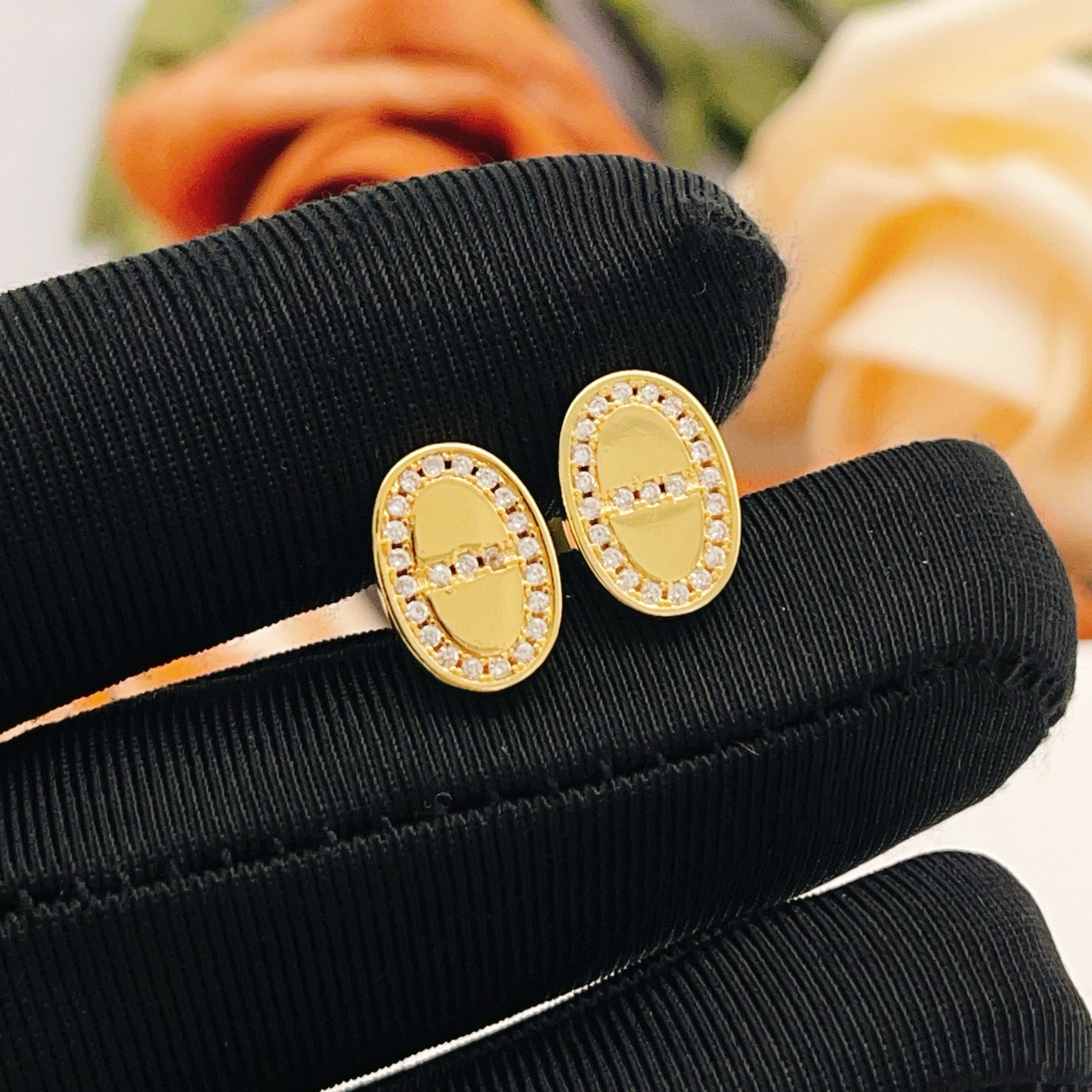 p95
爱马仕He@mes最新款🆕🆕金色猪鼻子耳钉 一致ZP黄铜材质，非常的上镜‼️设计很特别值得入手🔥高级手工坊系列