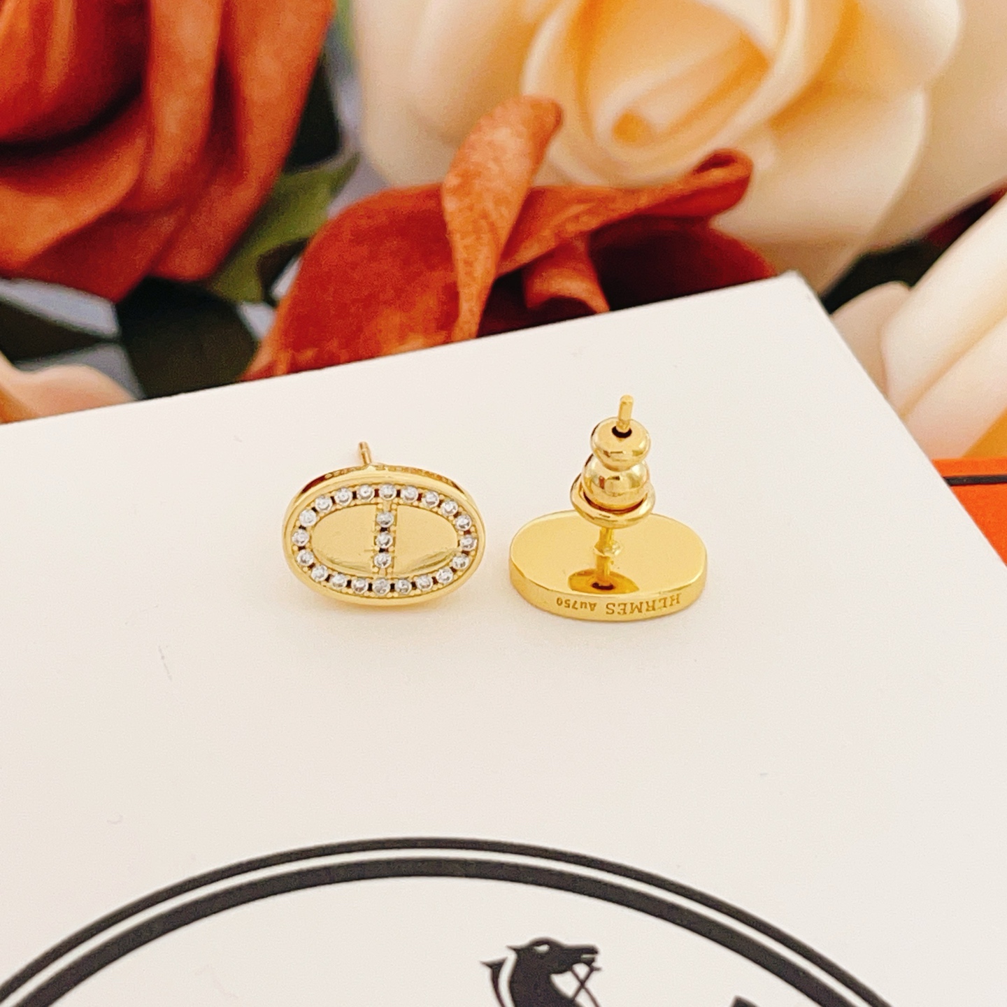 p95
爱马仕He@mes最新款🆕🆕金色猪鼻子耳钉 一致ZP黄铜材质，非常的上镜‼️设计很特别值得入手🔥高级手工坊系列