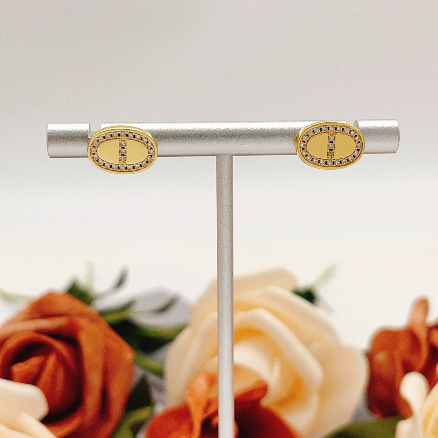 p95
爱马仕He@mes最新款🆕🆕金色猪鼻子耳钉 一致ZP黄铜材质，非常的上镜‼️设计很特别值得入手🔥高级手工坊系列