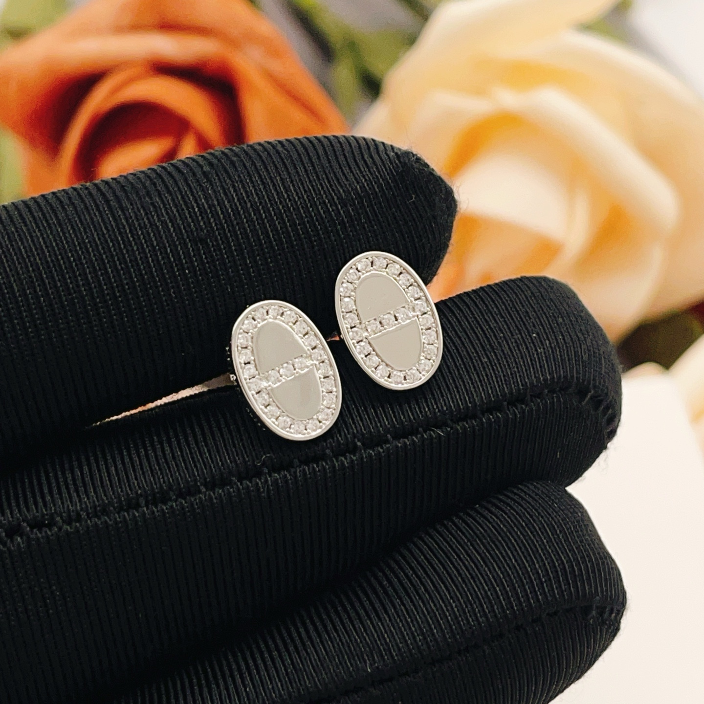 p95
爱马仕He@mes最新款🆕🆕银色猪鼻子耳钉 一致ZP黄铜材质，非常的上镜‼️设计很特别值得入手🔥高级手工坊系列