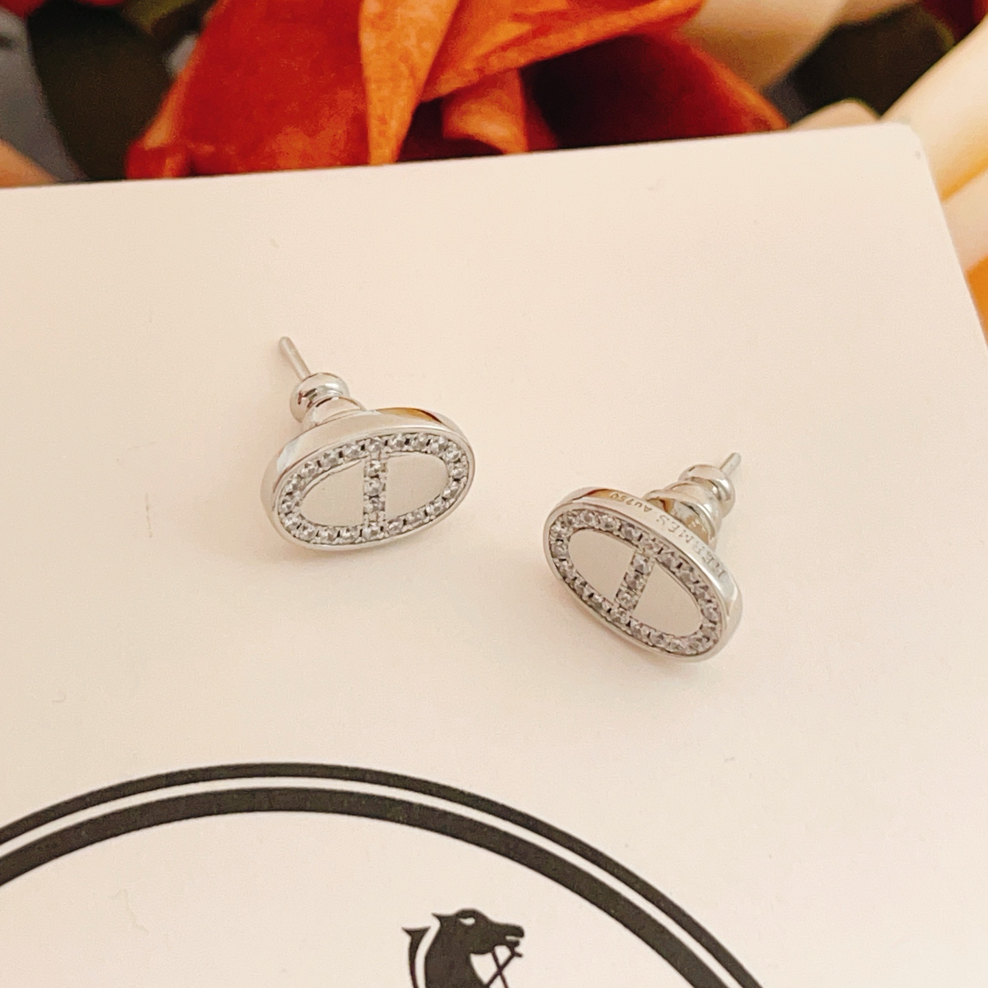 p95
爱马仕He@mes最新款🆕🆕银色猪鼻子耳钉 一致ZP黄铜材质，非常的上镜‼️设计很特别值得入手🔥高级手工坊系列