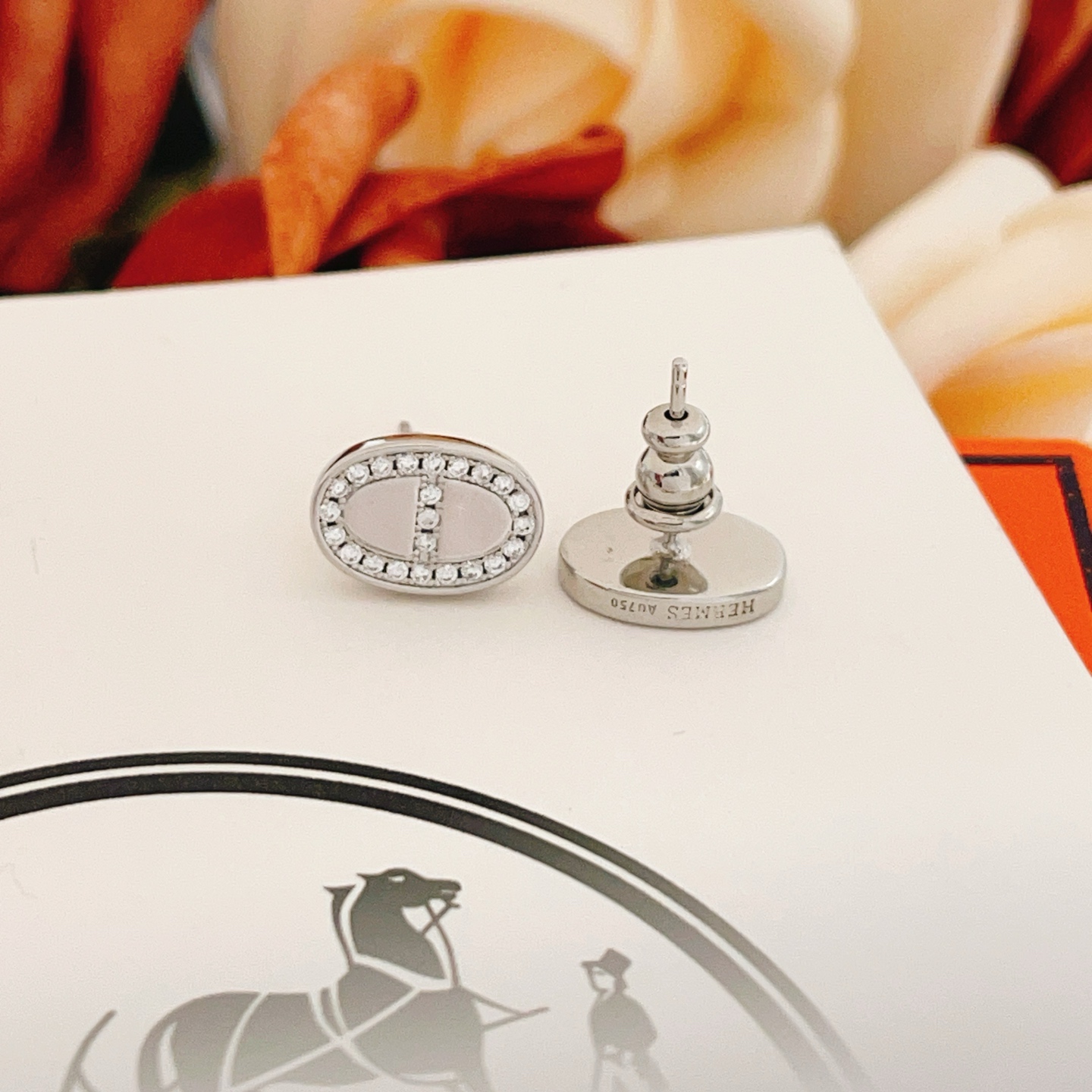 p95
爱马仕He@mes最新款🆕🆕银色猪鼻子耳钉 一致ZP黄铜材质，非常的上镜‼️设计很特别值得入手🔥高级手工坊系列