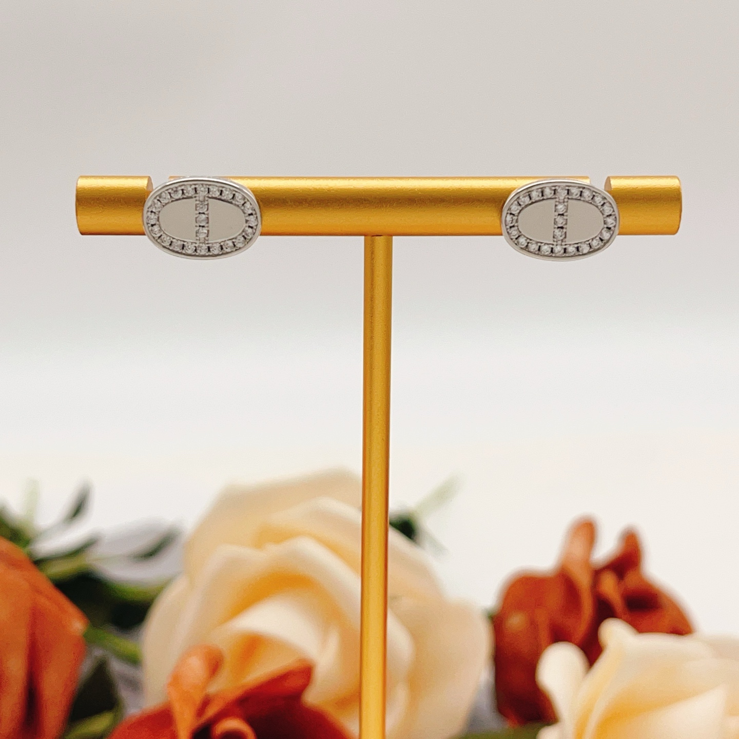 p95
爱马仕He@mes最新款🆕🆕银色猪鼻子耳钉 一致ZP黄铜材质，非常的上镜‼️设计很特别值得入手🔥高级手工坊系列